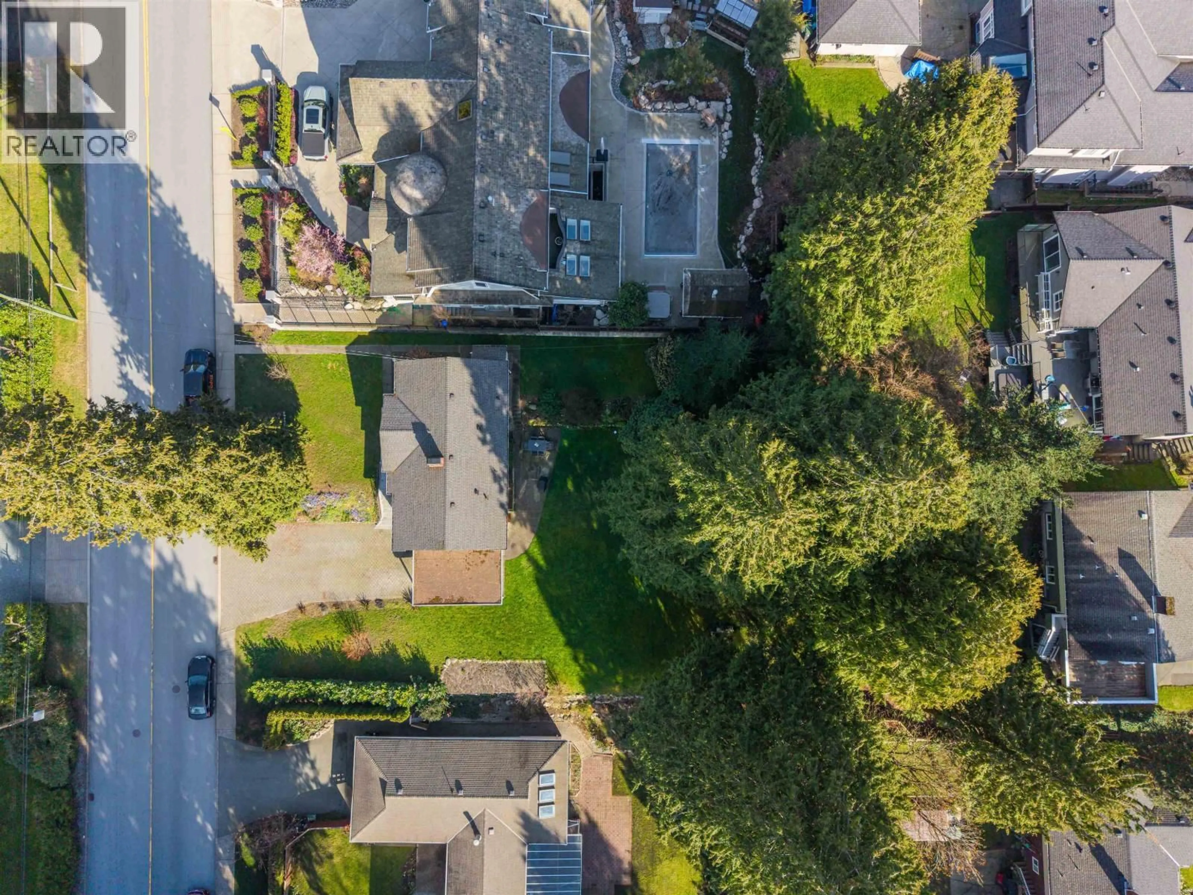 A pic from outside/outdoor area/front of a property/back of a property/a pic from drone, street for 551 OSBORNE ROAD, North Vancouver British Columbia V7N1M4
