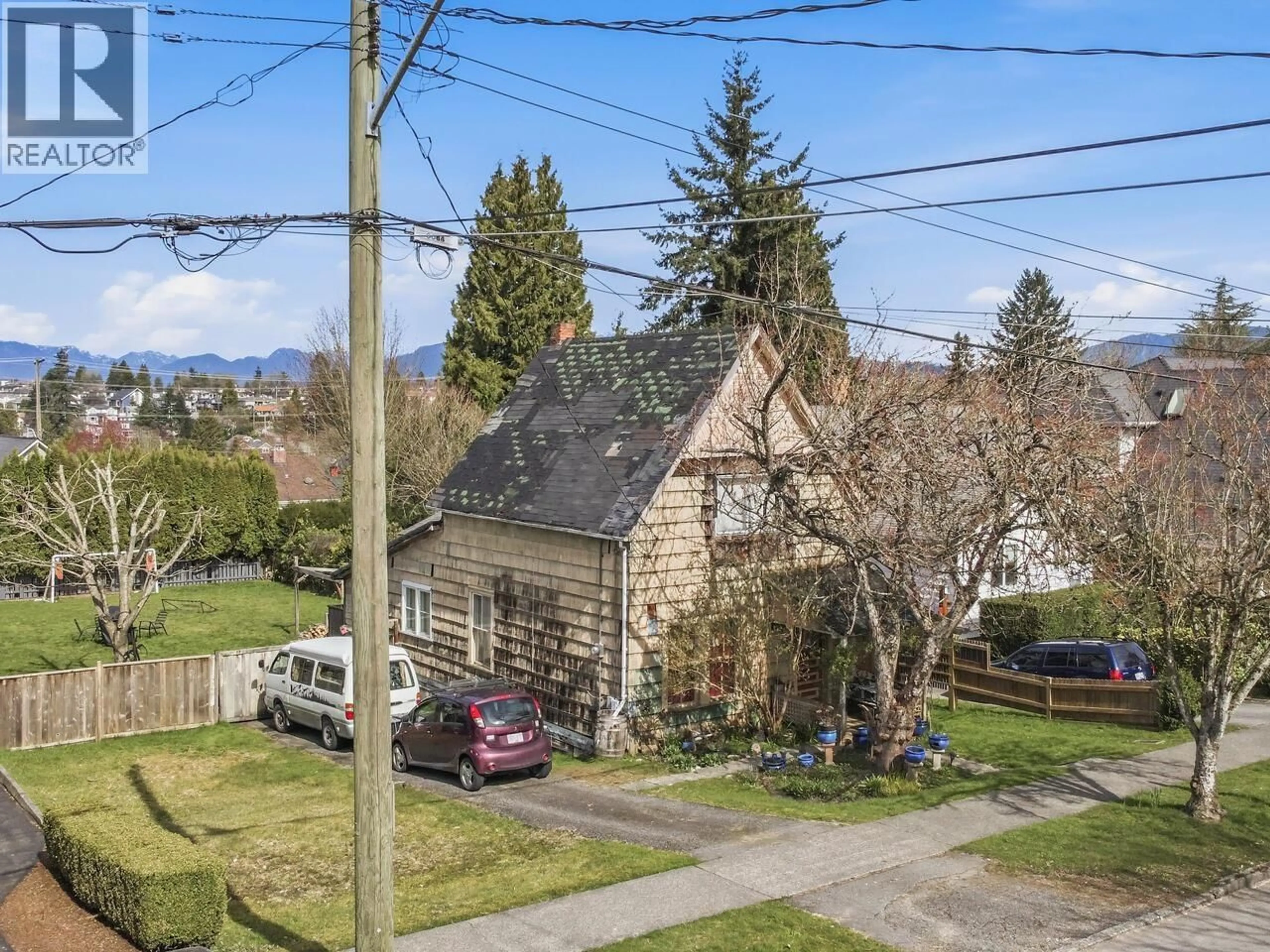 A pic from outside/outdoor area/front of a property/back of a property/a pic from drone, street for 235 DURHAM STREET, New Westminster British Columbia V3L1X4