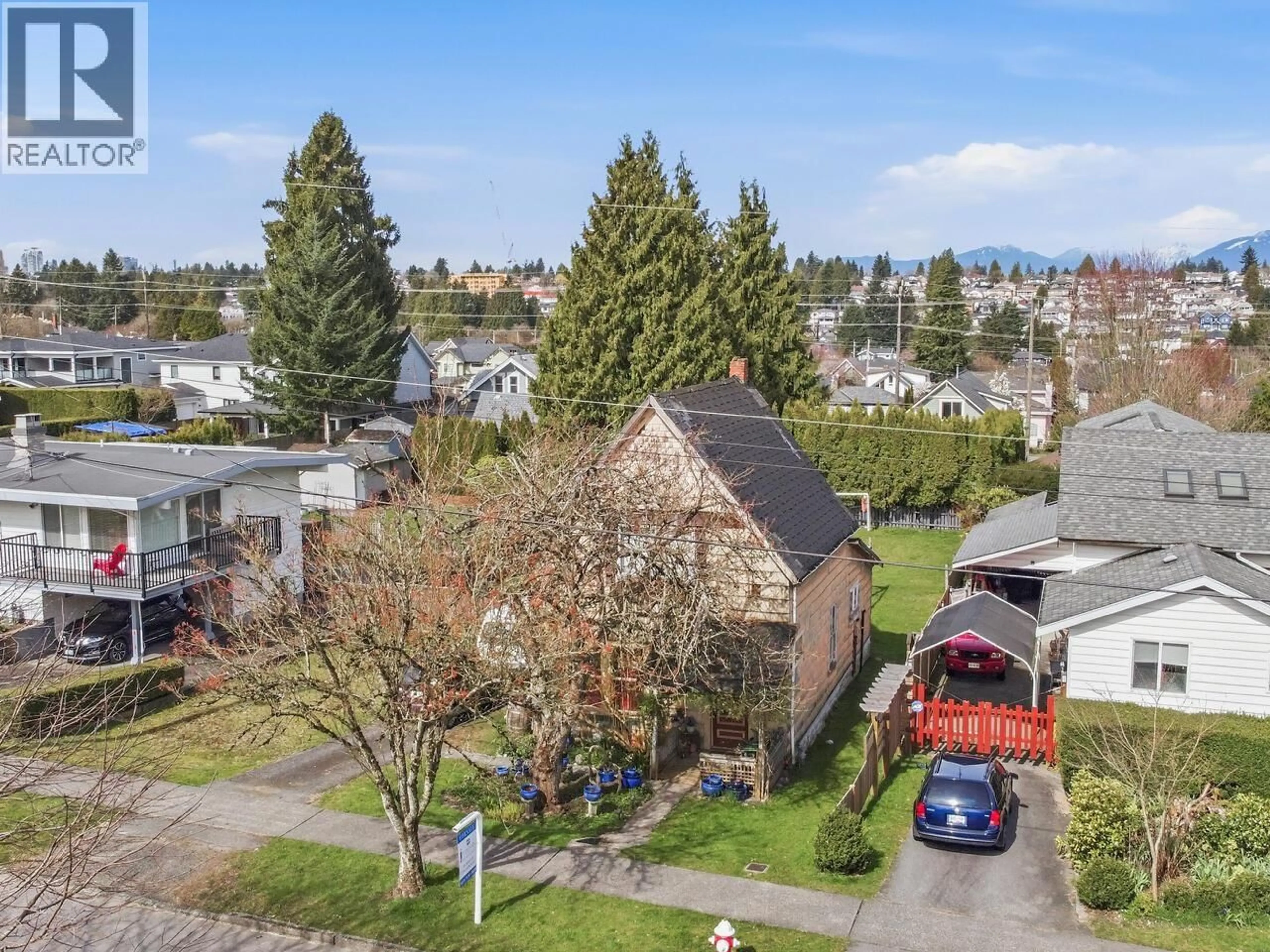 A pic from outside/outdoor area/front of a property/back of a property/a pic from drone, street for 235 DURHAM STREET, New Westminster British Columbia V3L1X4