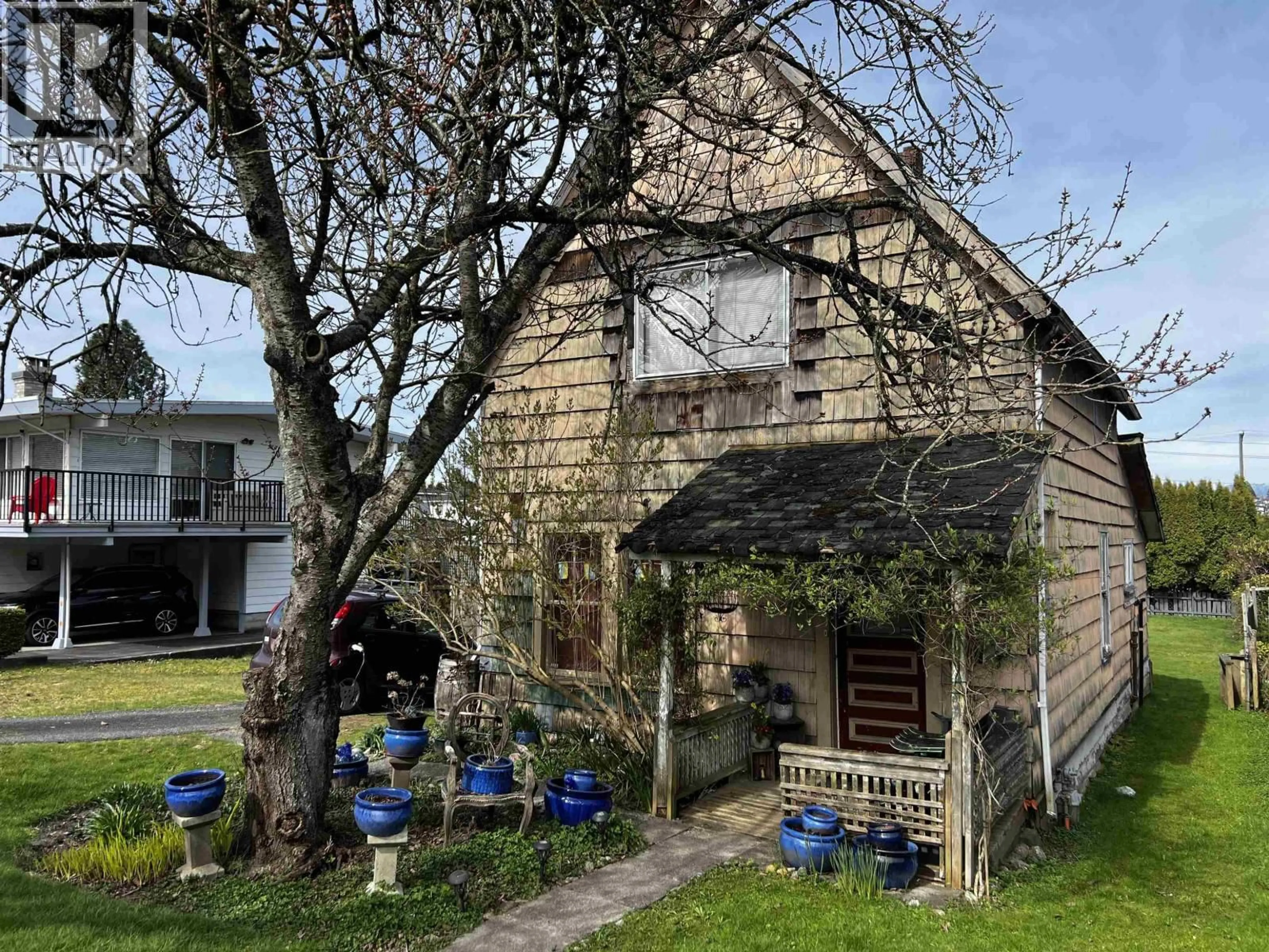 A pic from outside/outdoor area/front of a property/back of a property/a pic from drone, street for 235 DURHAM STREET, New Westminster British Columbia V3L1X4