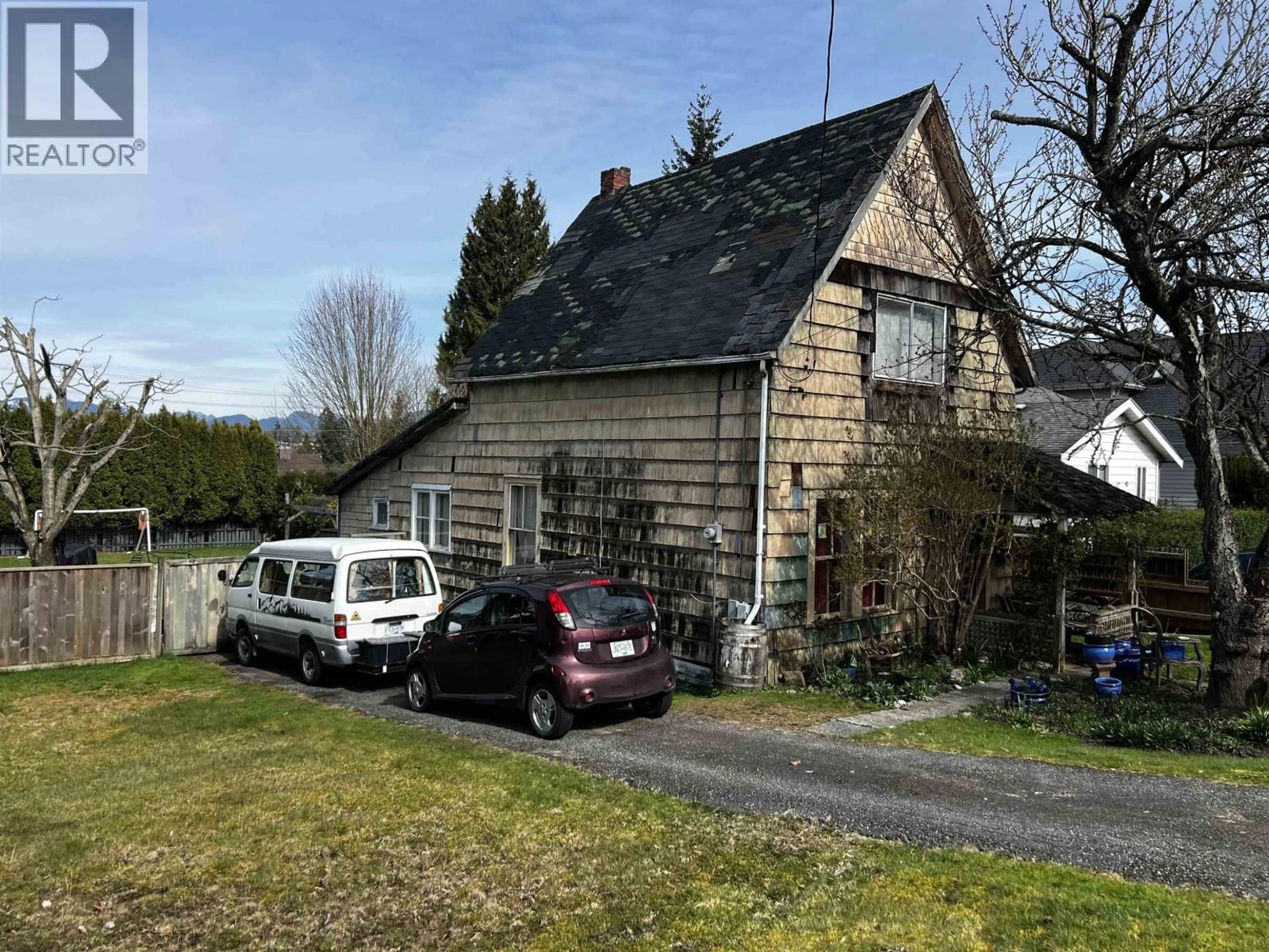A pic from outside/outdoor area/front of a property/back of a property/a pic from drone, street for 235 DURHAM STREET, New Westminster British Columbia V3L1X4