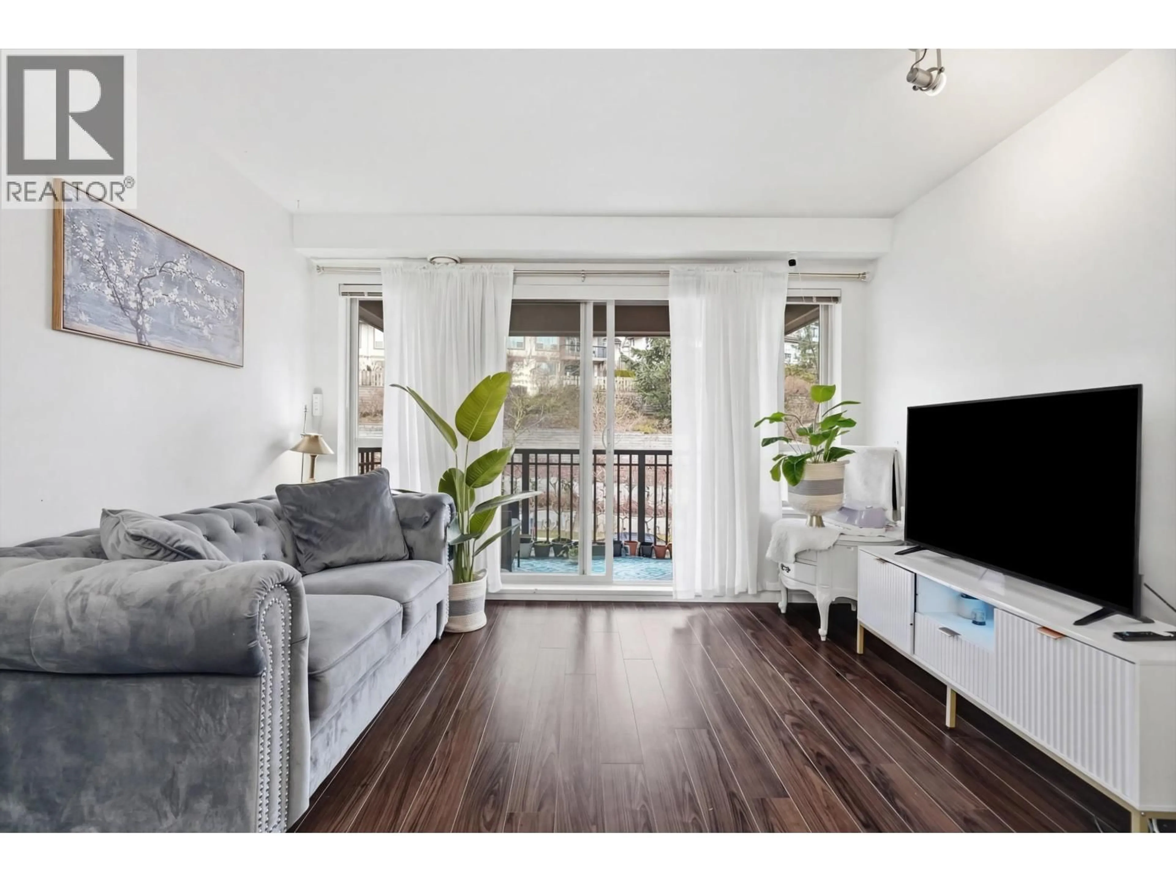 Living room with furniture, wood/laminate floor for 401 - 3178 DAYANEE SPRINGS BOULEVARD, Coquitlam British Columbia V3E0B9