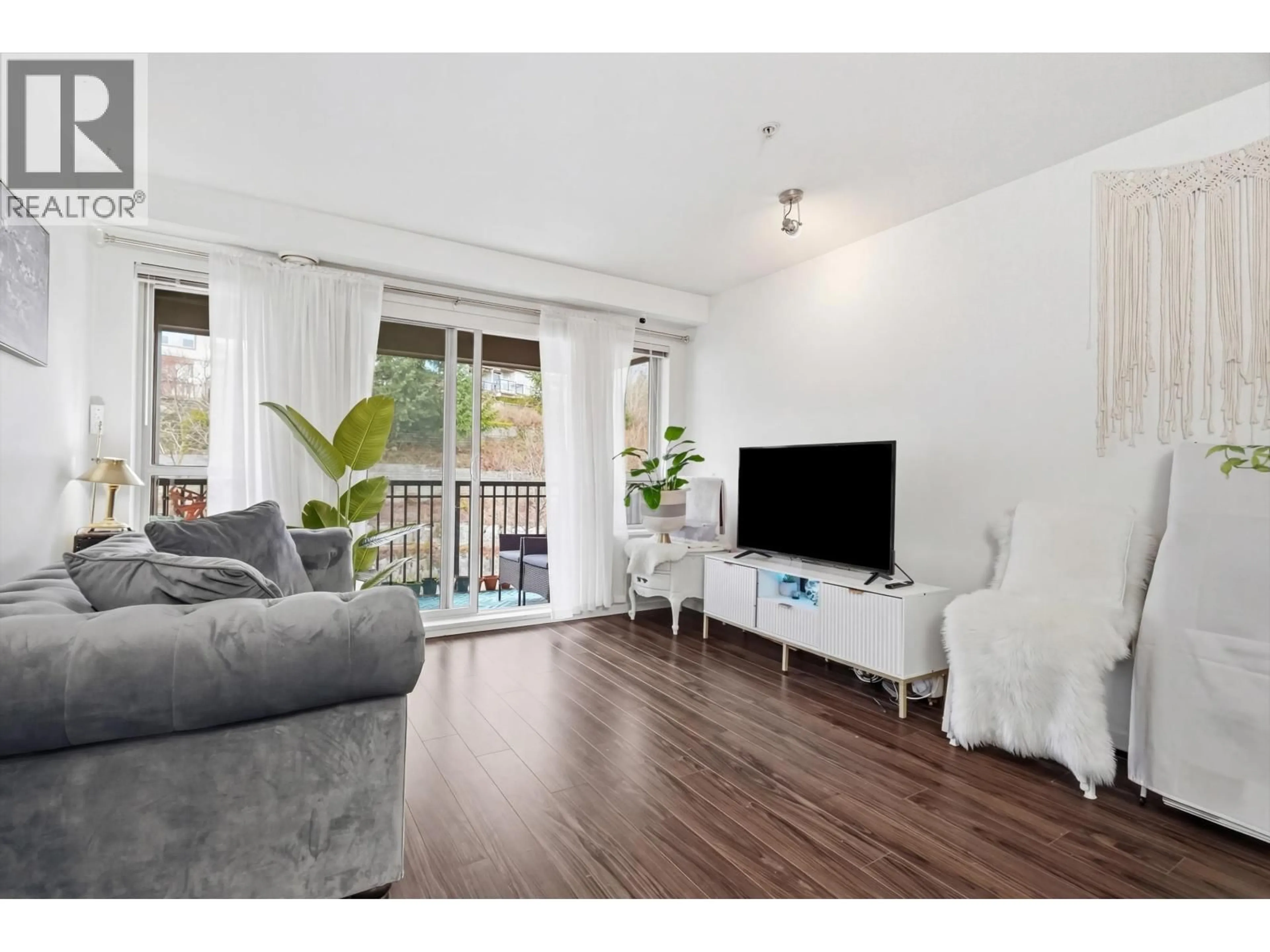 Living room with furniture, wood/laminate floor for 401 - 3178 DAYANEE SPRINGS BOULEVARD, Coquitlam British Columbia V3E0B9