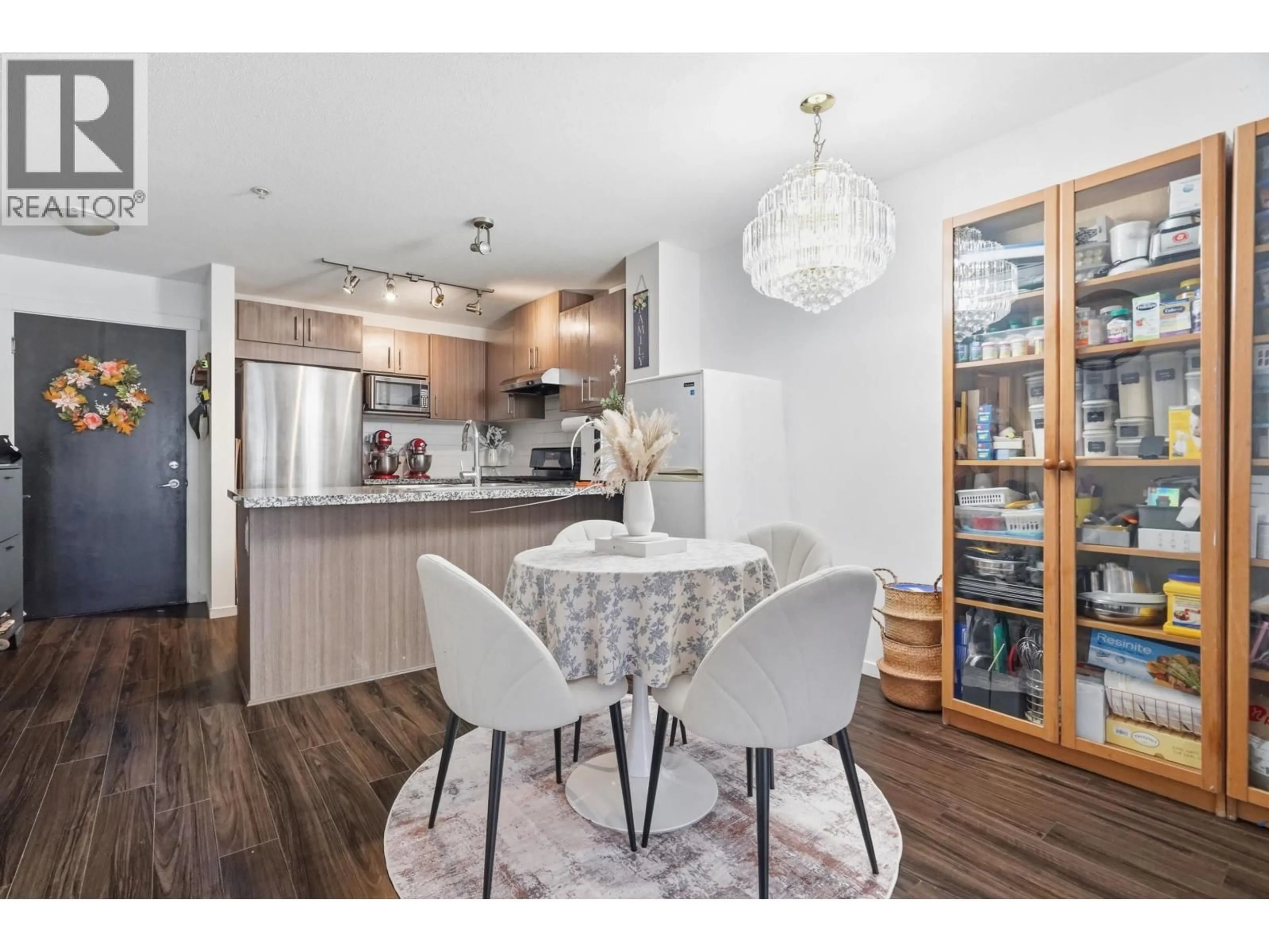 Open concept kitchen, wood/laminate floor for 401 - 3178 DAYANEE SPRINGS BOULEVARD, Coquitlam British Columbia V3E0B9