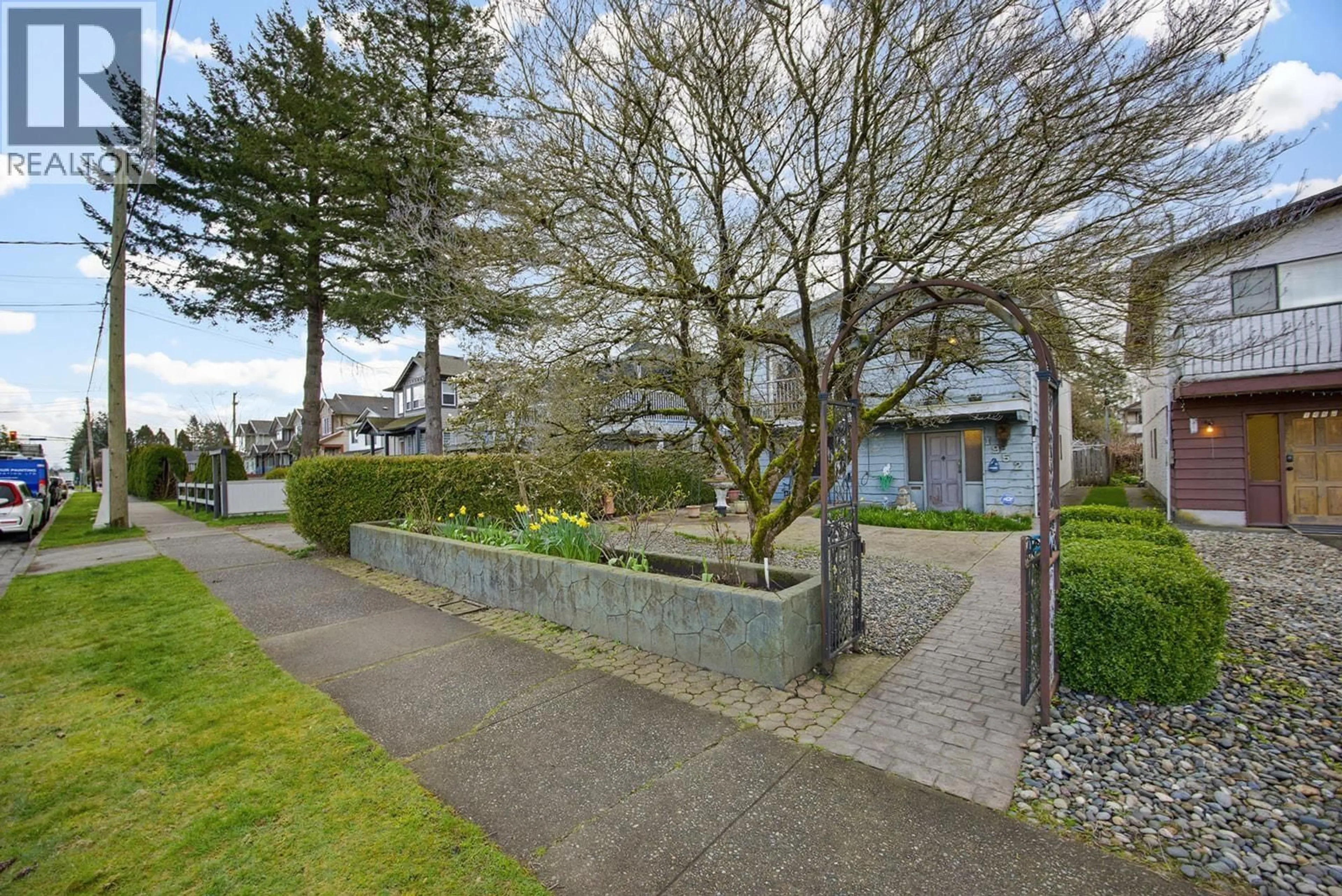 A pic from outside/outdoor area/front of a property/back of a property/a pic from drone, street for 1952 PRAIRIE AVENUE, Port Coquitlam British Columbia V3B1V4