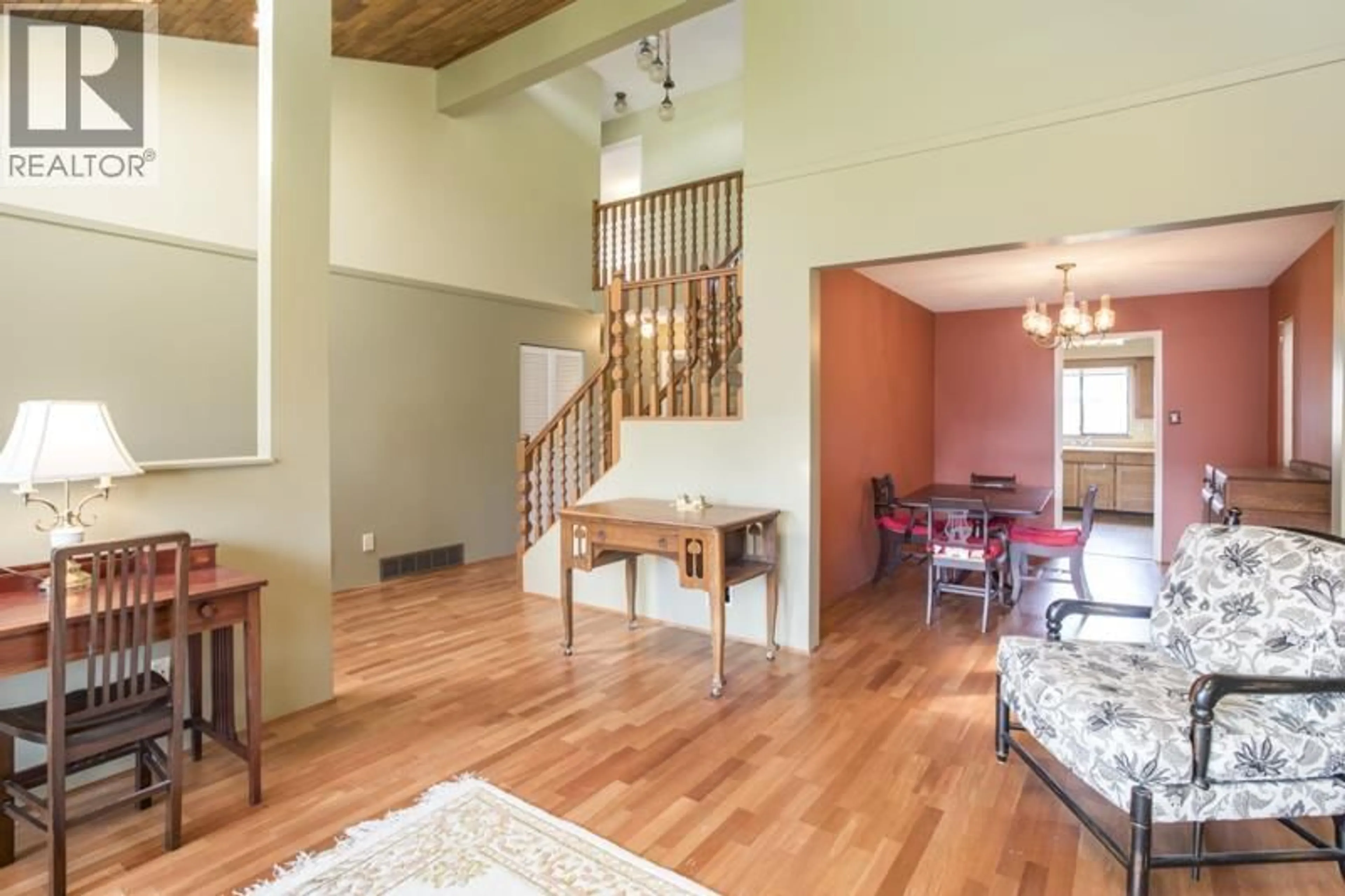 Indoor foyer for 10139 LAWSON DRIVE, Richmond British Columbia V7E5M2