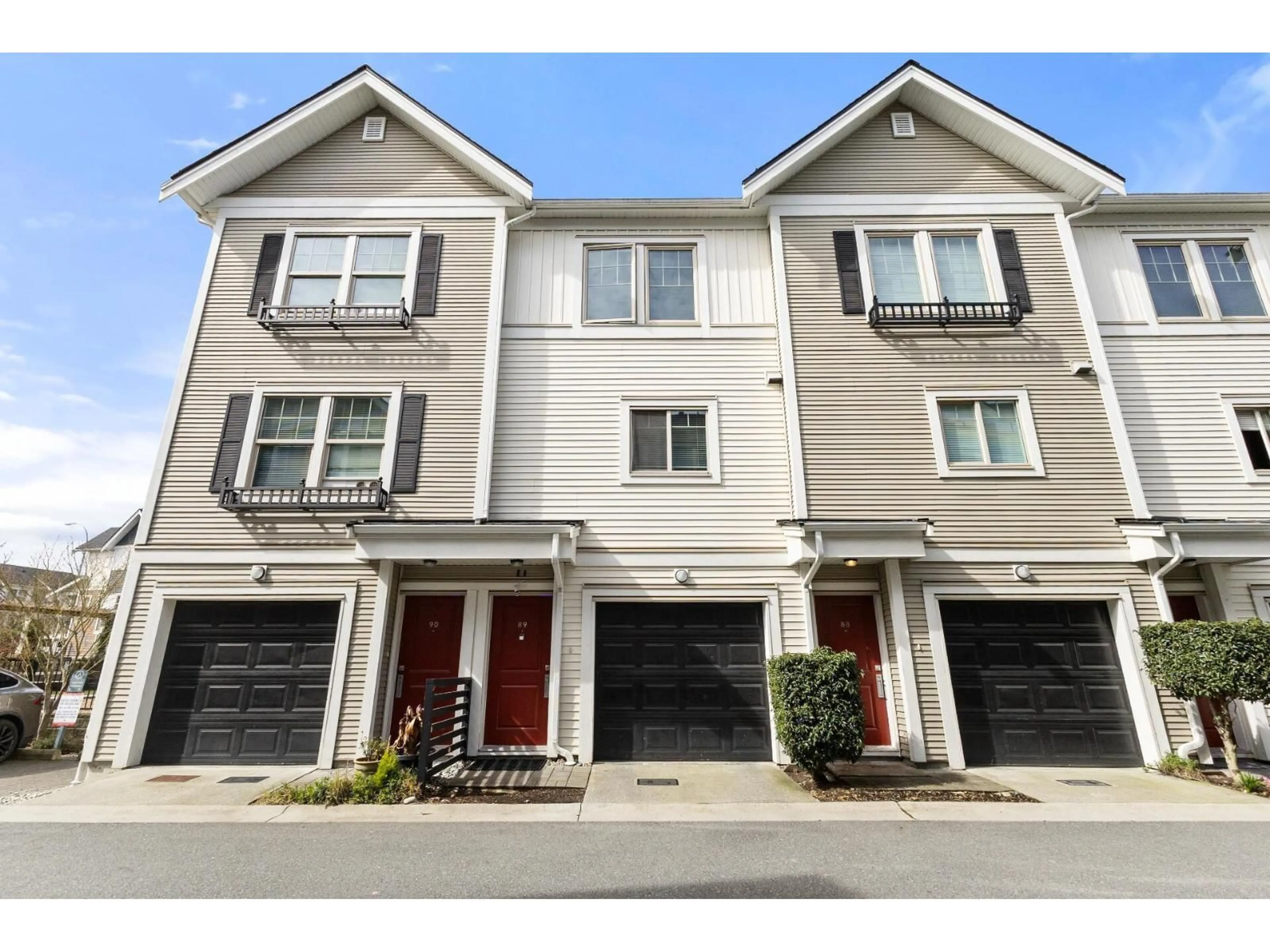 Home with vinyl exterior material, street for 89 - 32633 SIMON AVENUE, Abbotsford British Columbia V2T0G9