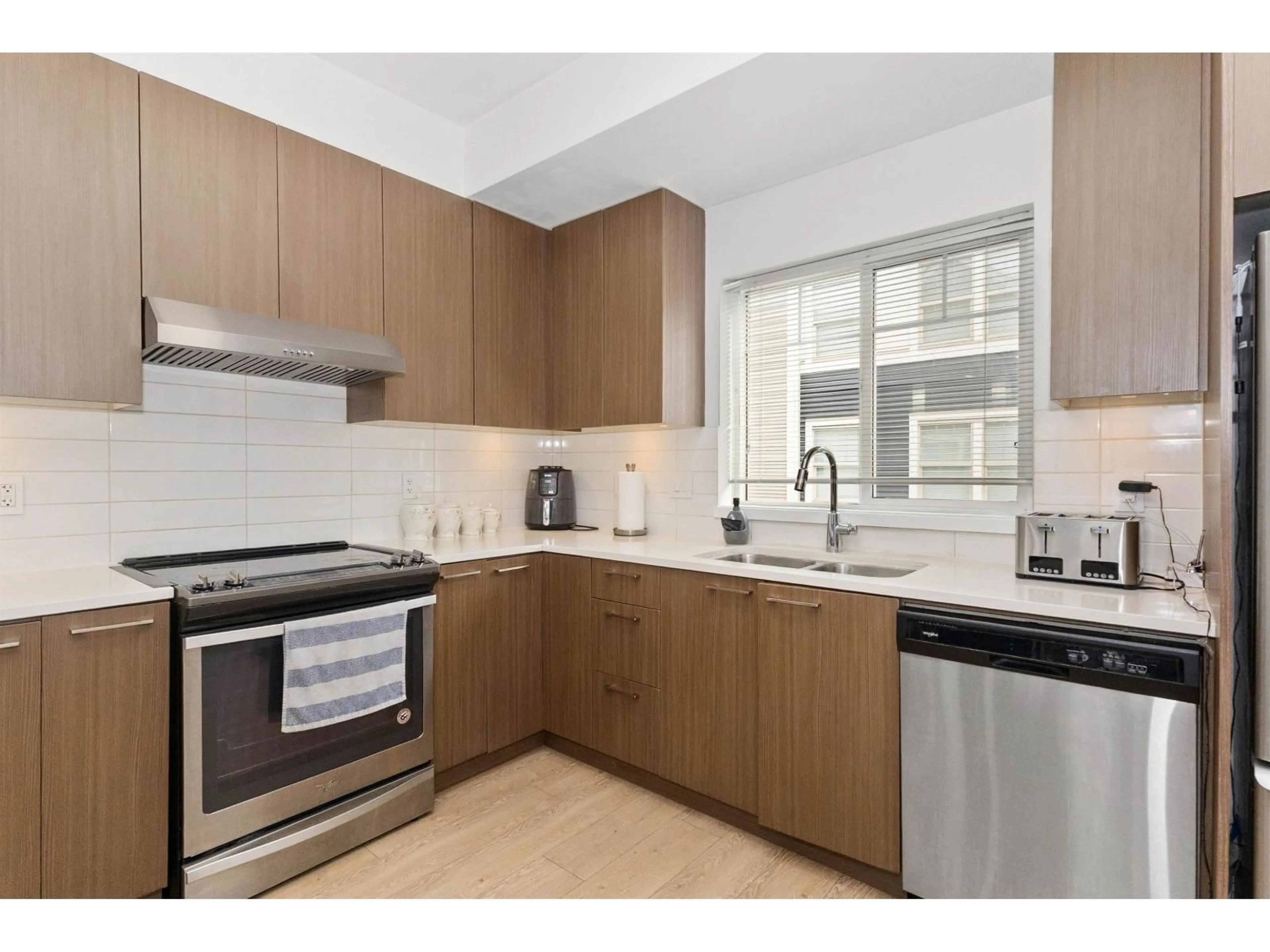 Standard kitchen, unknown for 89 - 32633 SIMON AVENUE, Abbotsford British Columbia V2T0G9