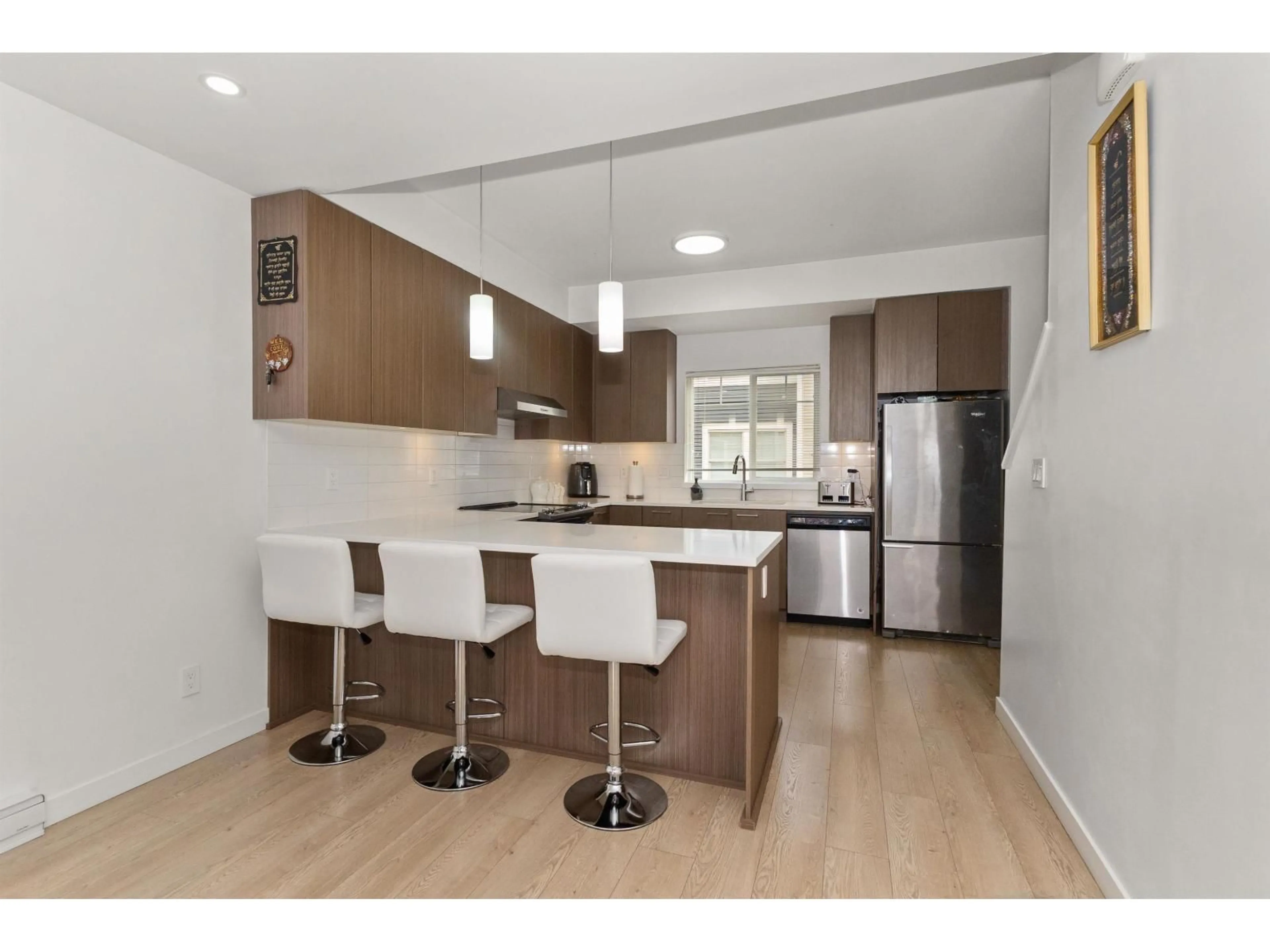 Open concept kitchen, wood/laminate floor for 89 - 32633 SIMON AVENUE, Abbotsford British Columbia V2T0G9