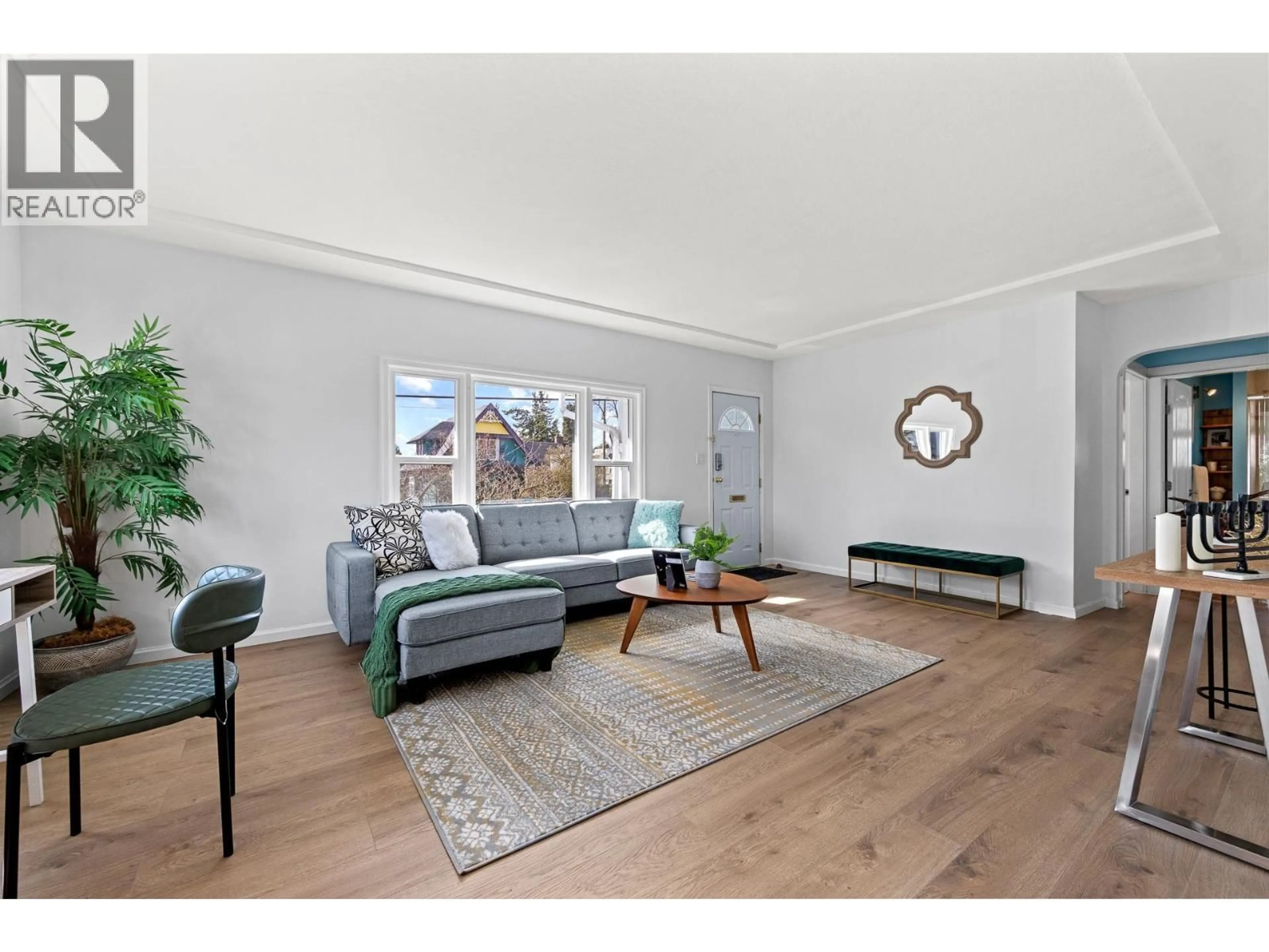 Living room with furniture, wood/laminate floor for 341 SHERBROOKE STREET, New Westminster British Columbia V3L3M4