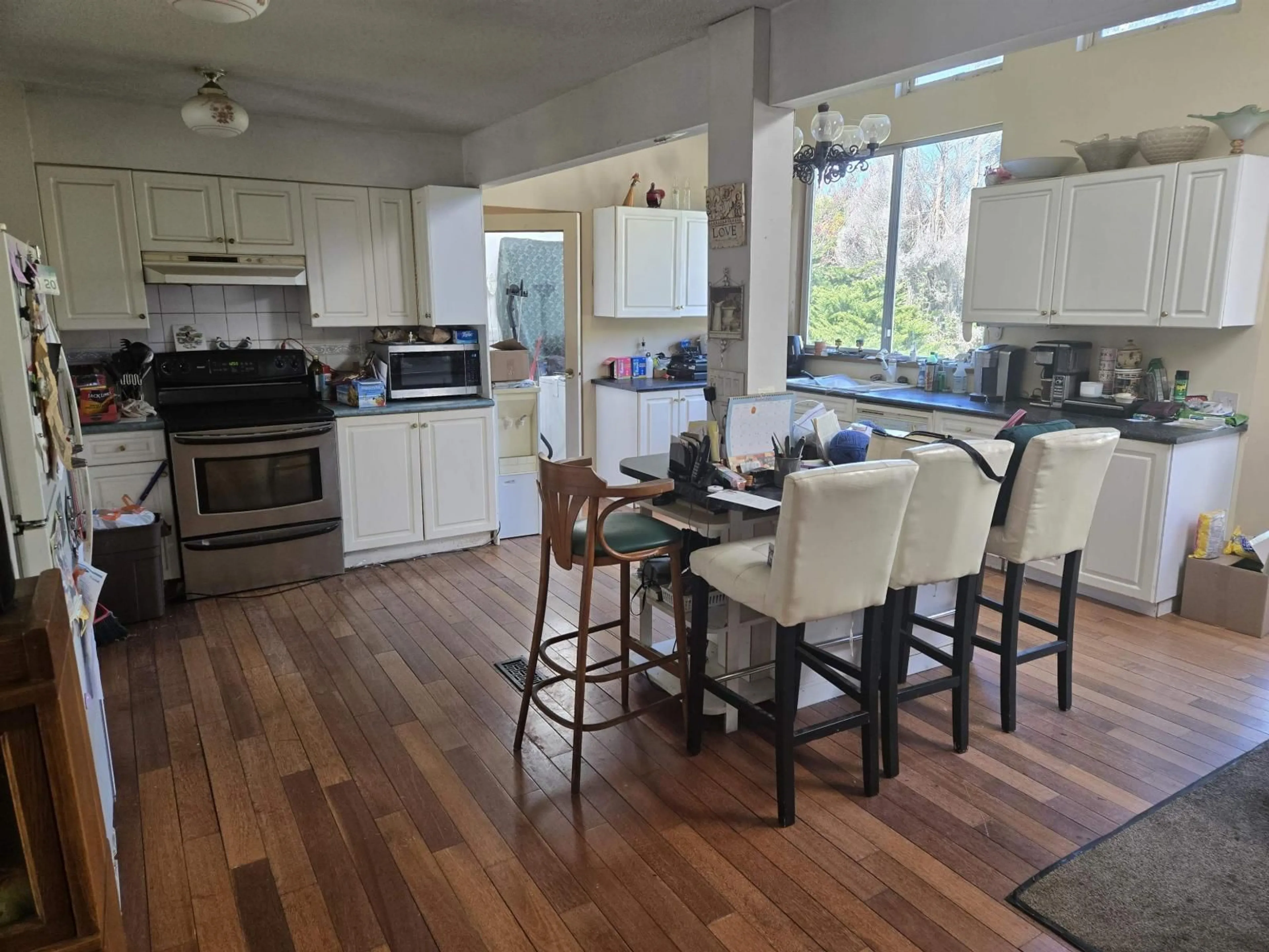 Open concept kitchen, wood/laminate floor for 13181 15 AVENUE, Surrey British Columbia V4A1K8