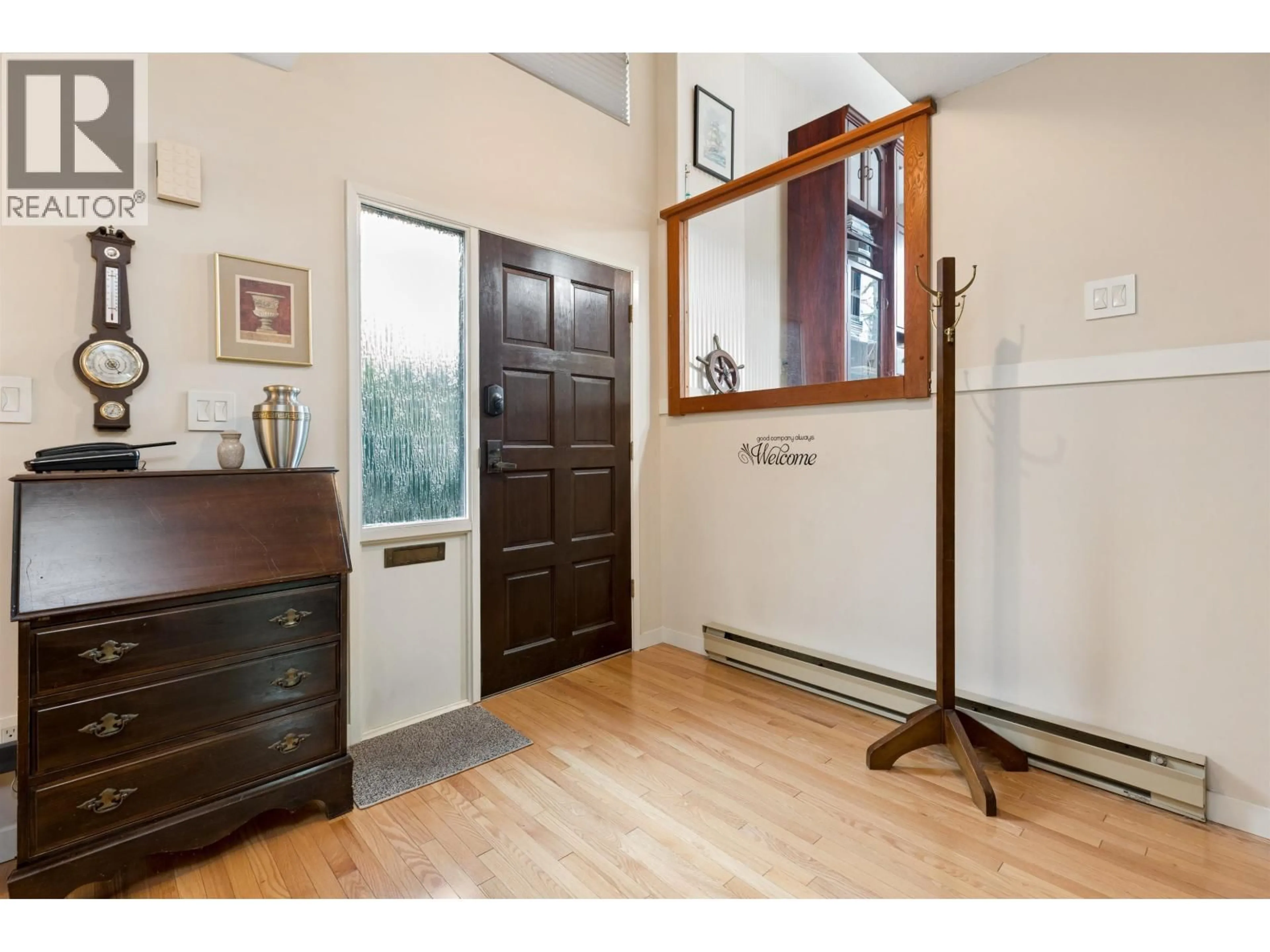 Indoor entryway for 4306 NAUGHTON AVENUE, North Vancouver British Columbia V7G2E1