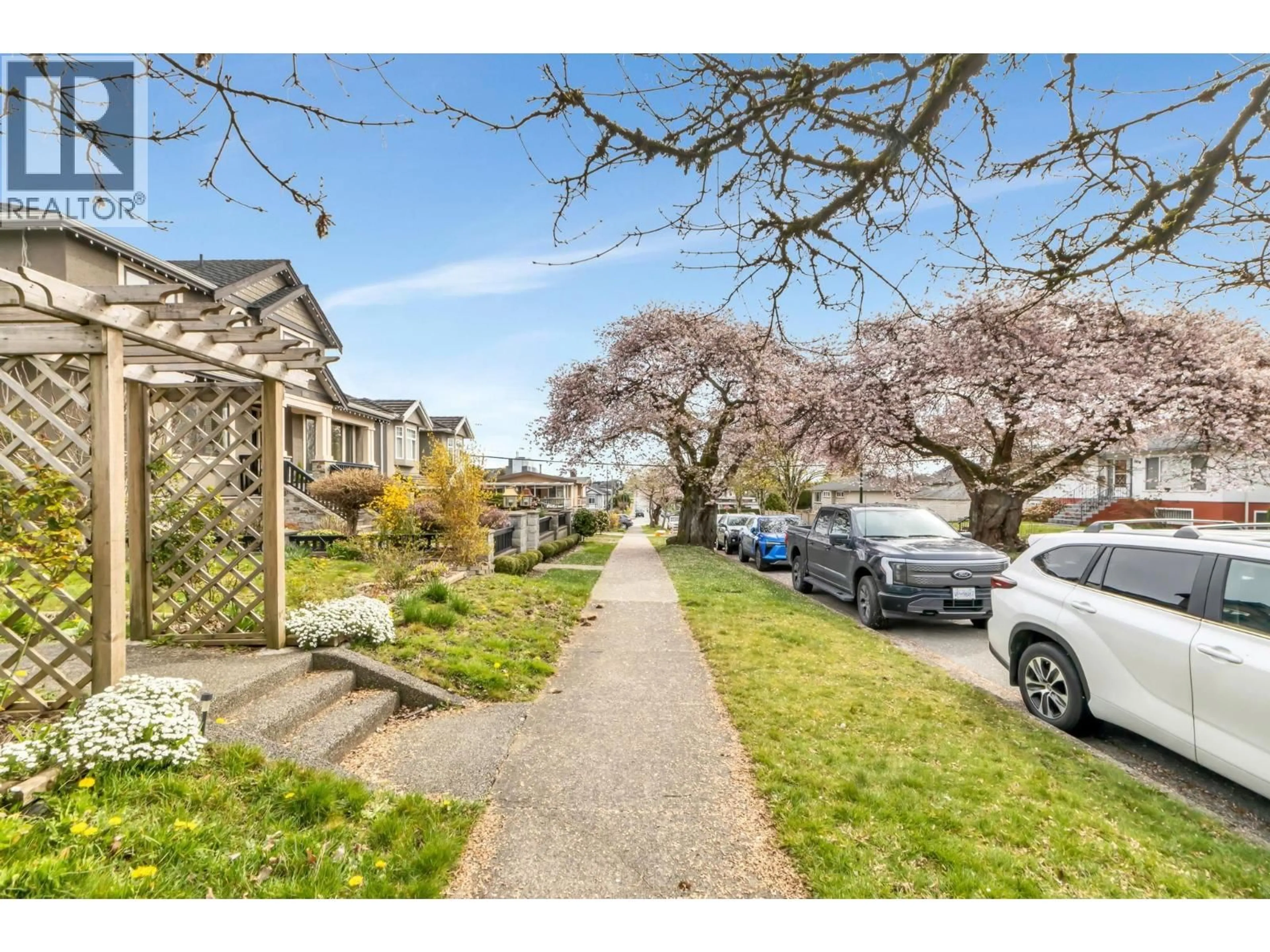 A pic from outside/outdoor area/front of a property/back of a property/a pic from drone, street for 3653 25TH AVENUE, Vancouver British Columbia V5R1K4