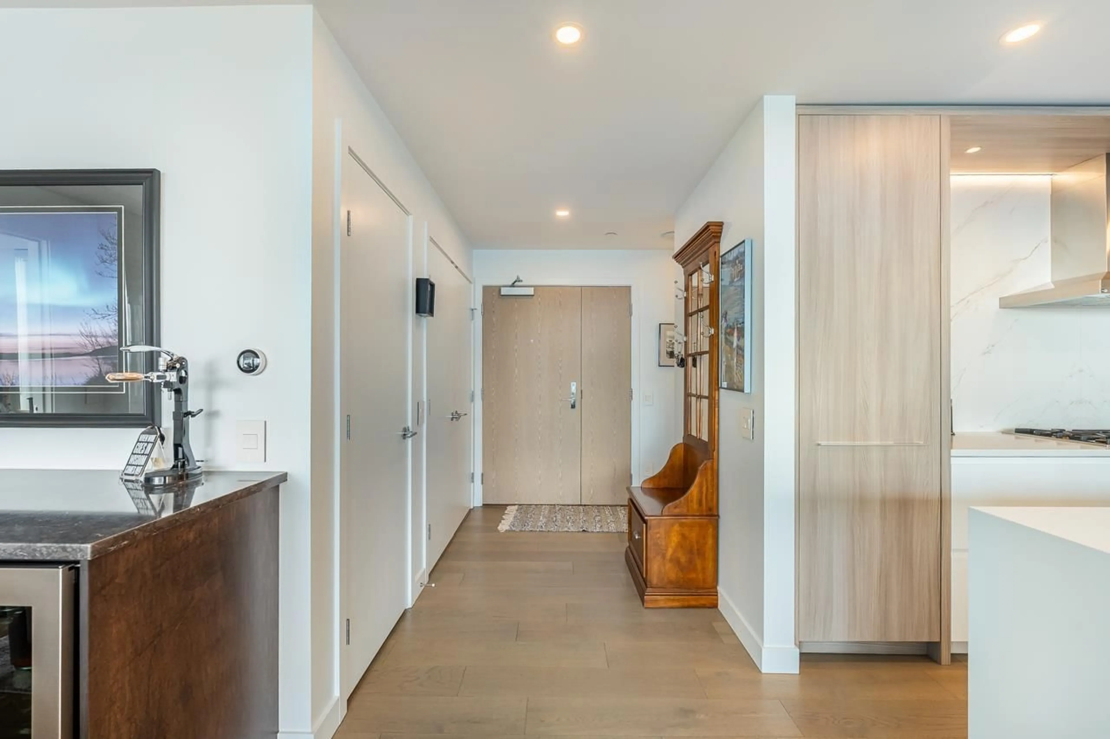 Indoor foyer for 1503 - 15165 THRIFT AVENUE, White Rock British Columbia V4B0C1