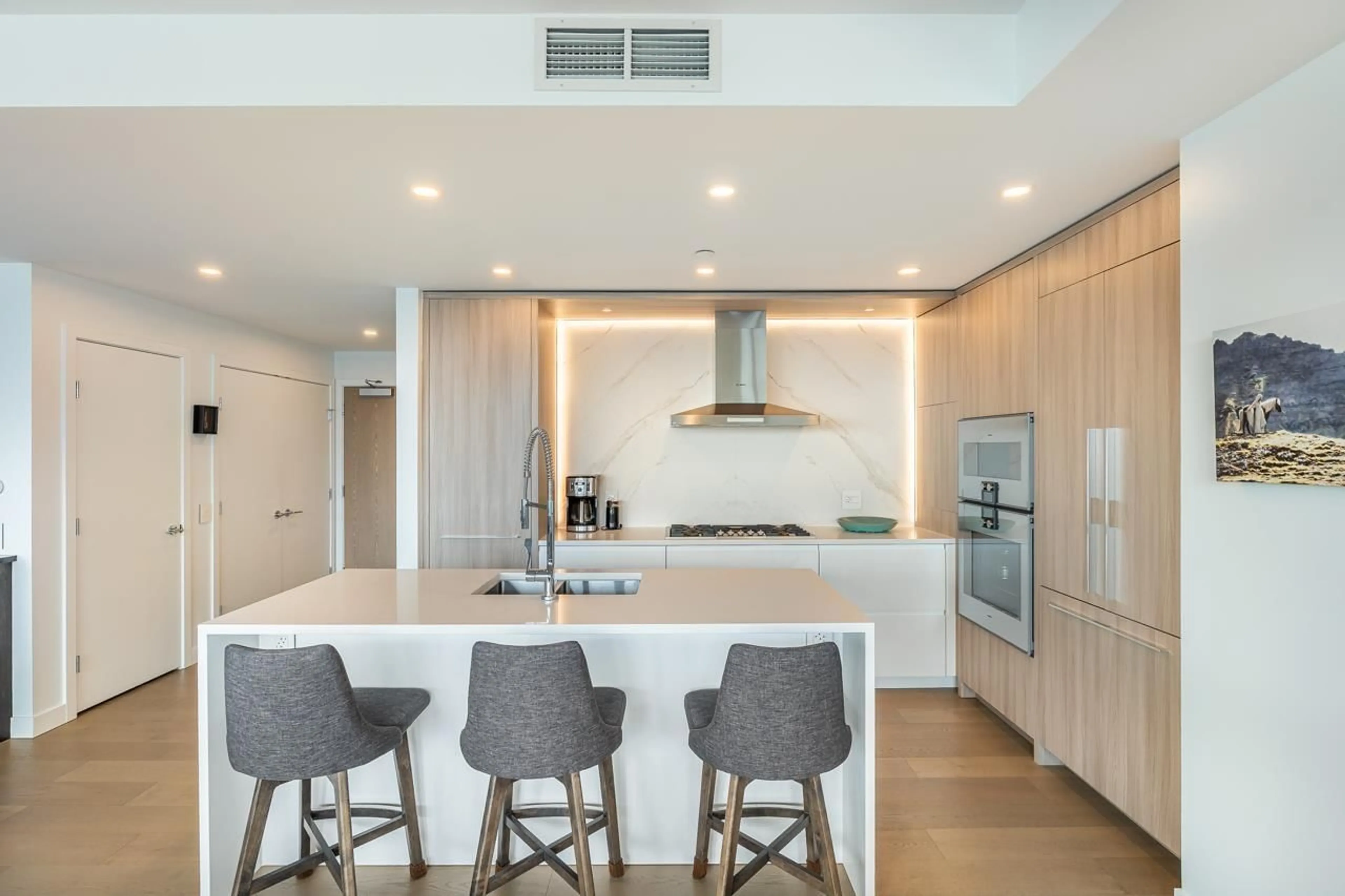 Contemporary kitchen, unknown for 1503 - 15165 THRIFT AVENUE, White Rock British Columbia V4B0C1