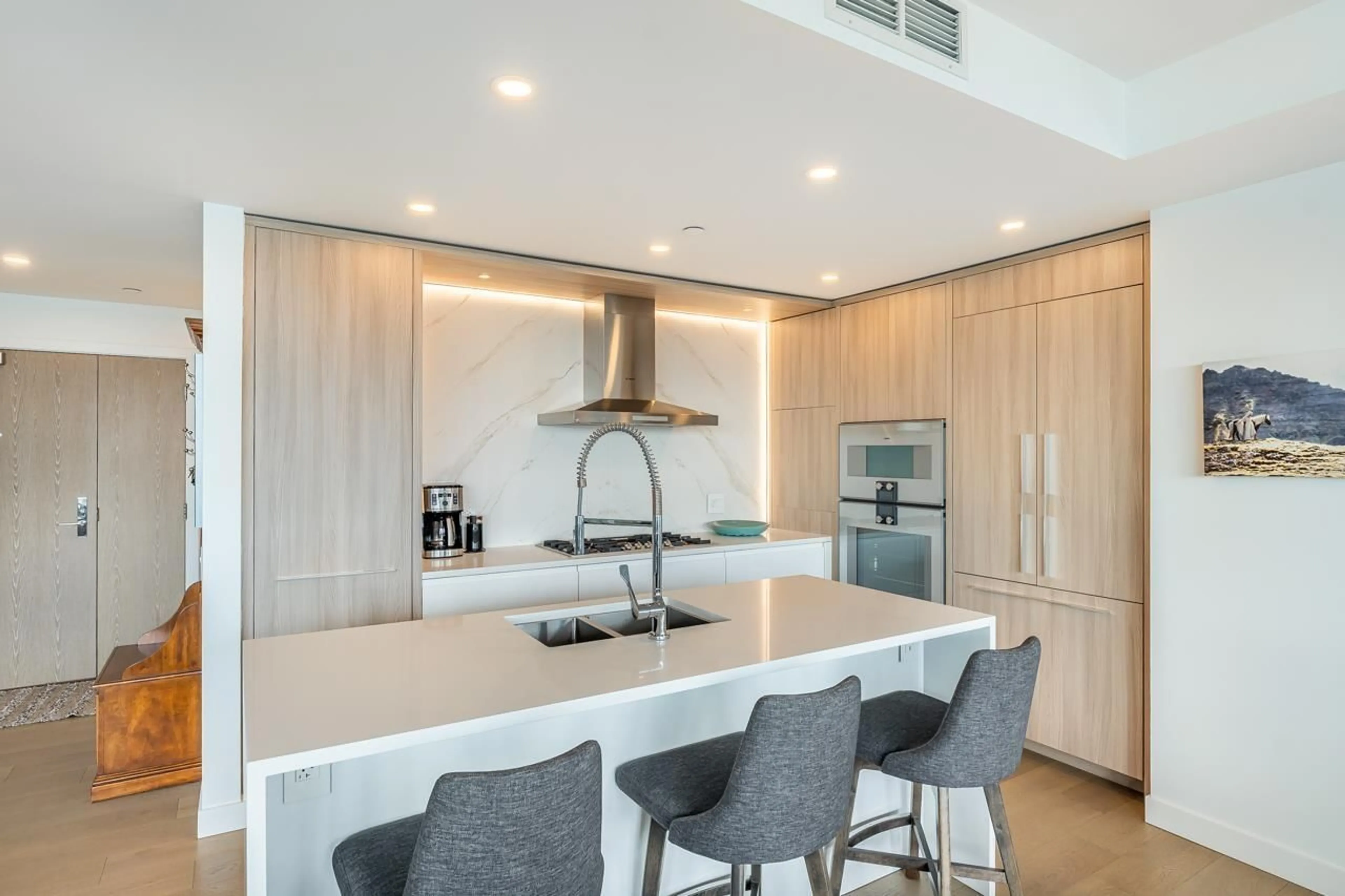 Contemporary kitchen, unknown for 1503 - 15165 THRIFT AVENUE, White Rock British Columbia V4B0C1