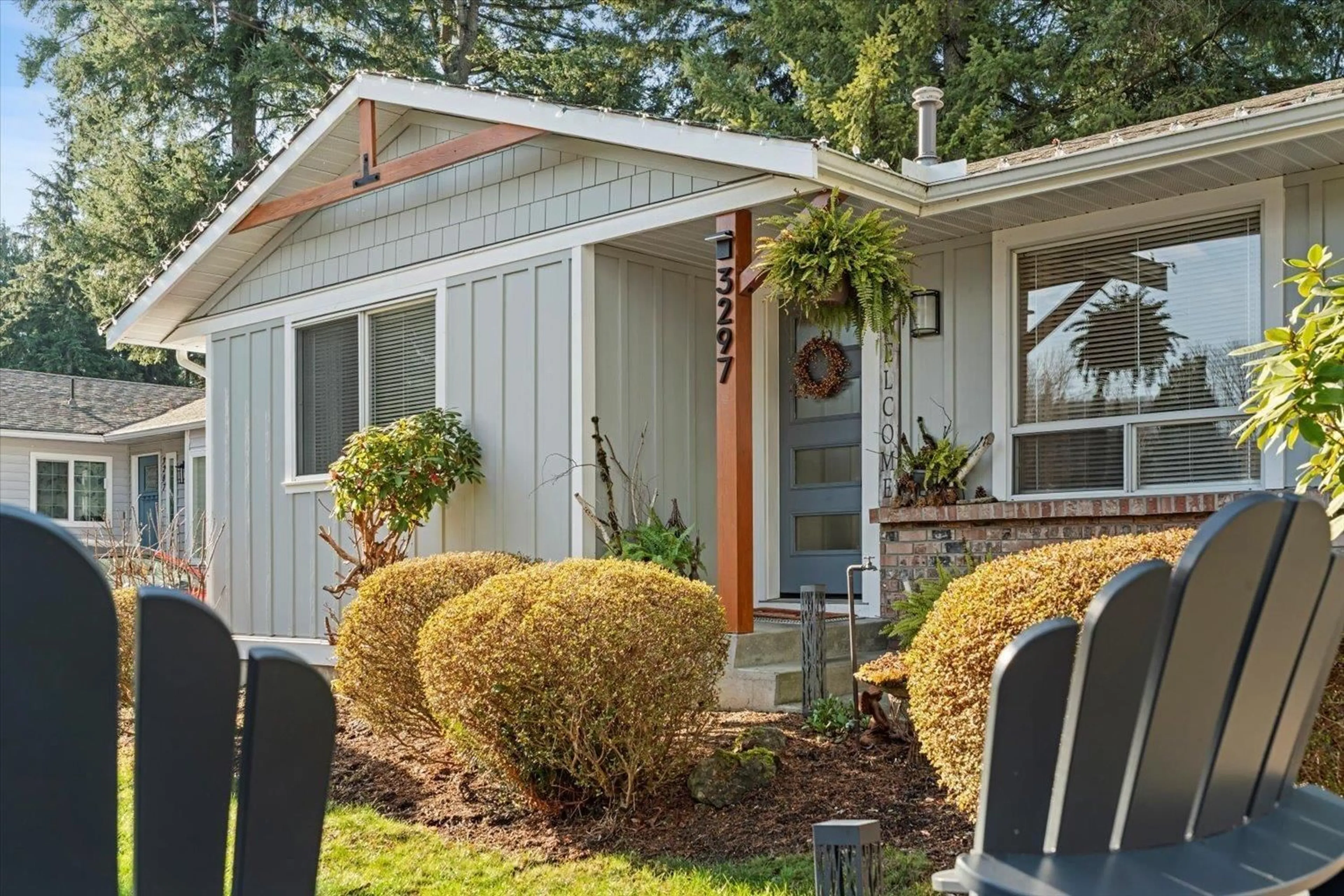 Home with vinyl exterior material, street for 3297 VERNON TERRACE, Abbotsford British Columbia V2S6N5