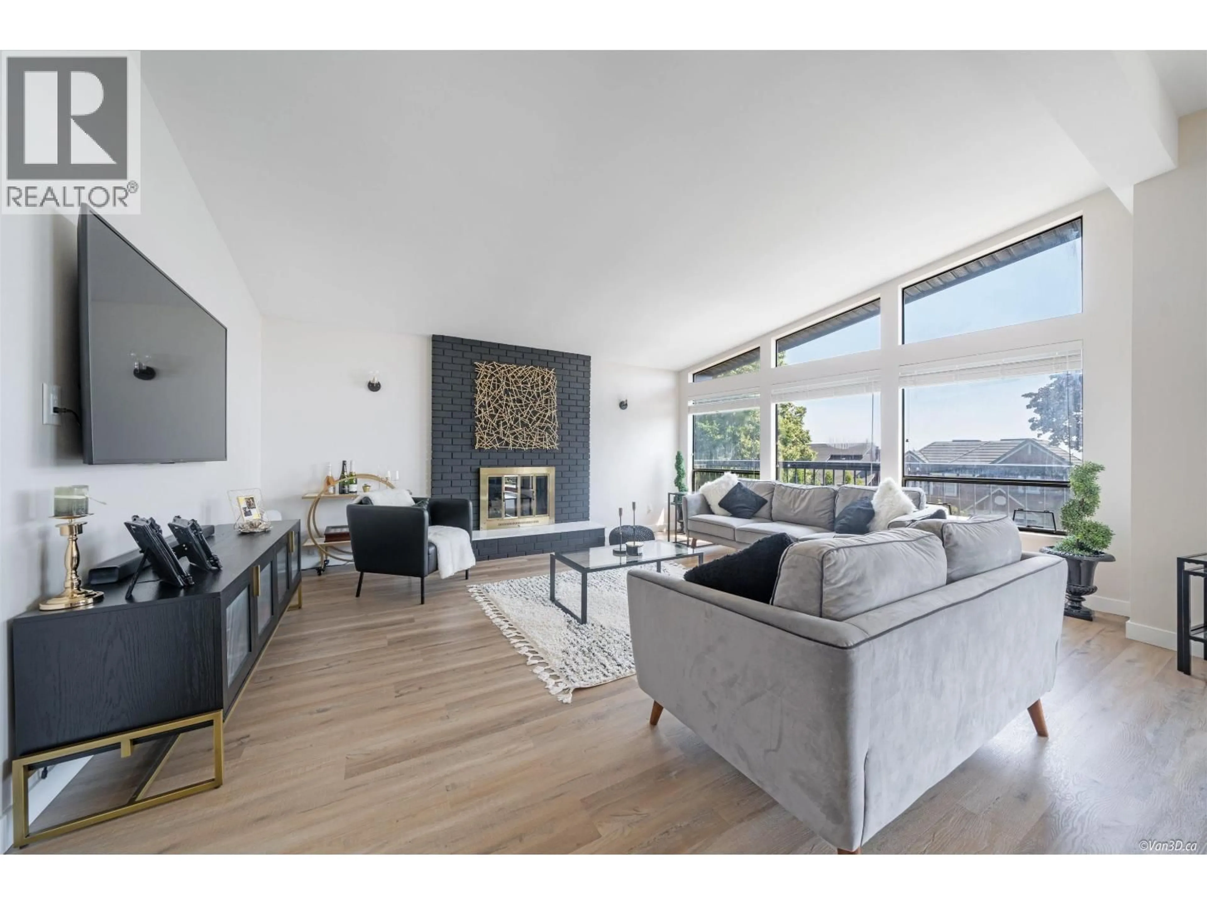 Living room with furniture, wood/laminate floor for 2131 FRASERVIEW DRIVE, Vancouver British Columbia V5P2N2