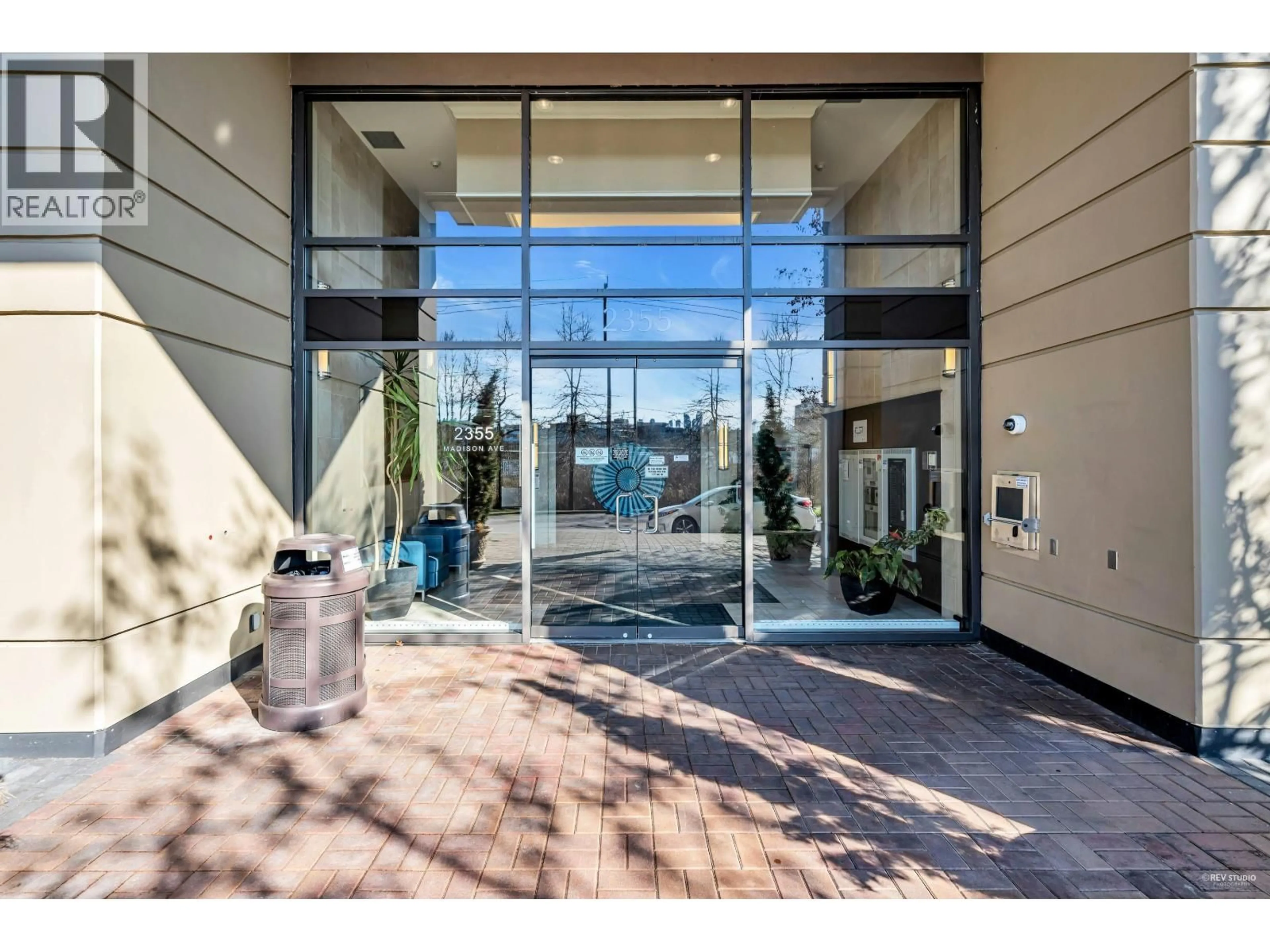 Indoor foyer for 2202 - 2355 MADISON AVENUE, Burnaby British Columbia V5C0B3