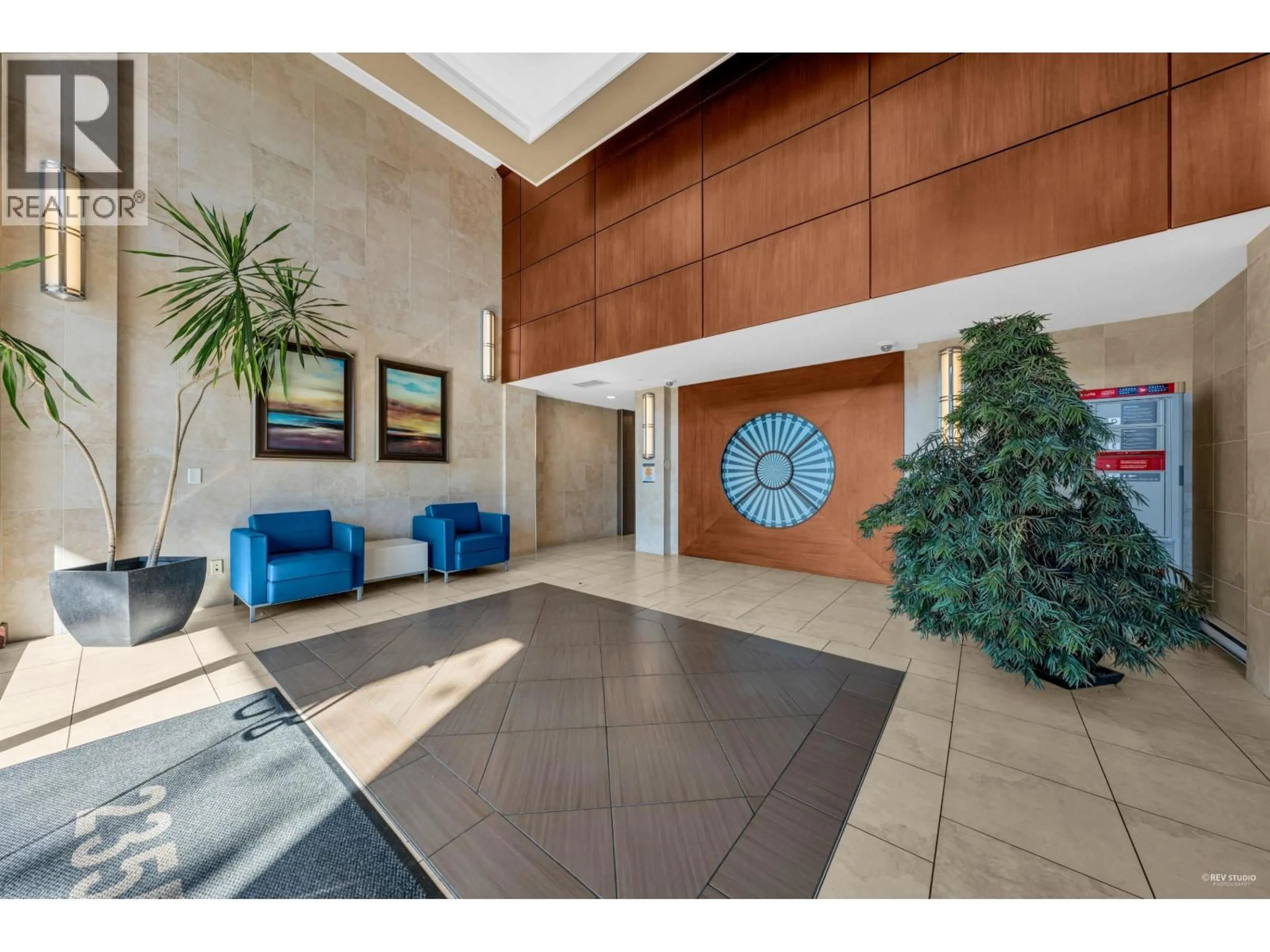 Indoor foyer for 2202 - 2355 MADISON AVENUE, Burnaby British Columbia V5C0B3