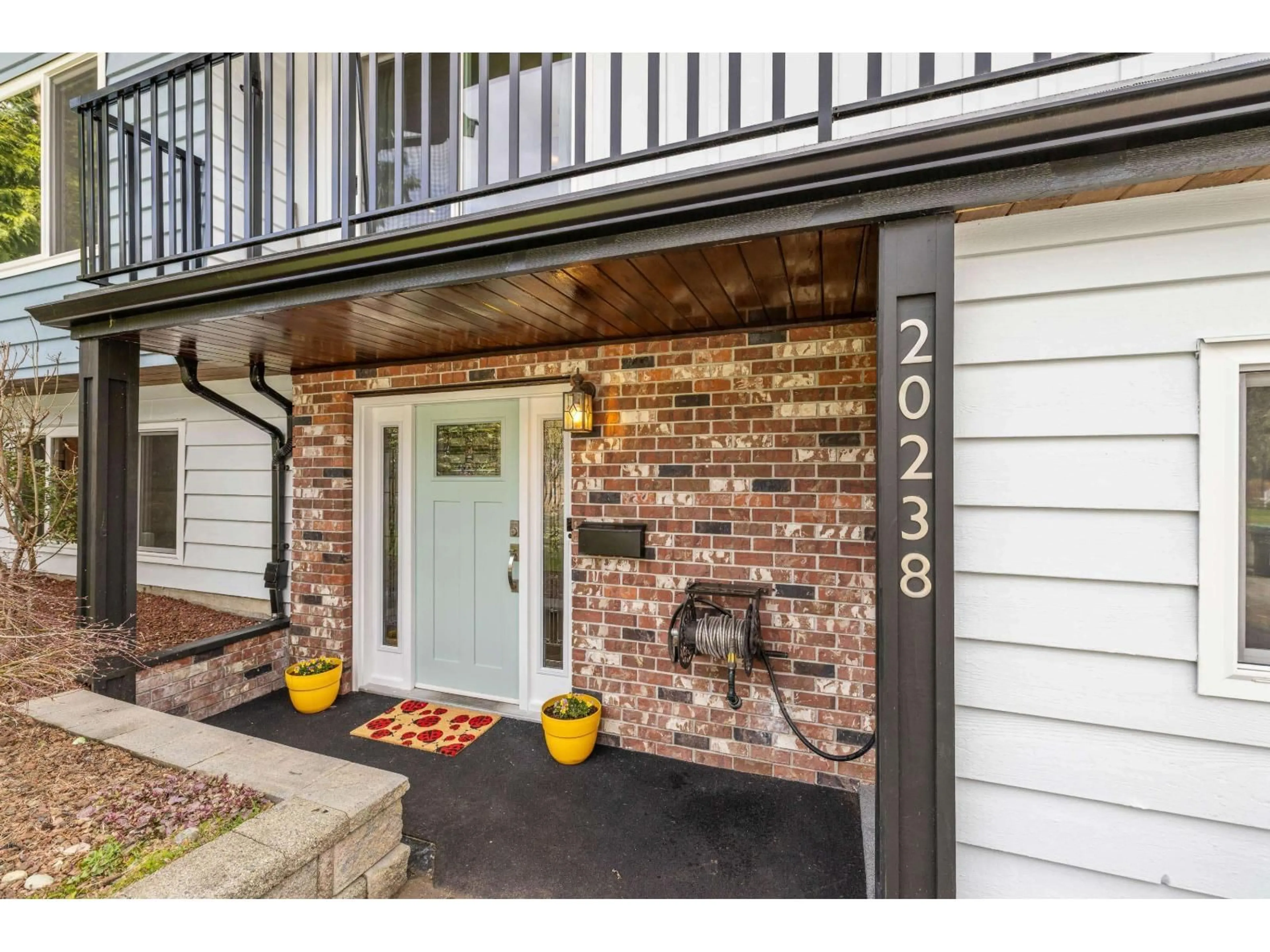 Indoor entryway for 20238 49 AVENUE, Langley British Columbia V3A6W9