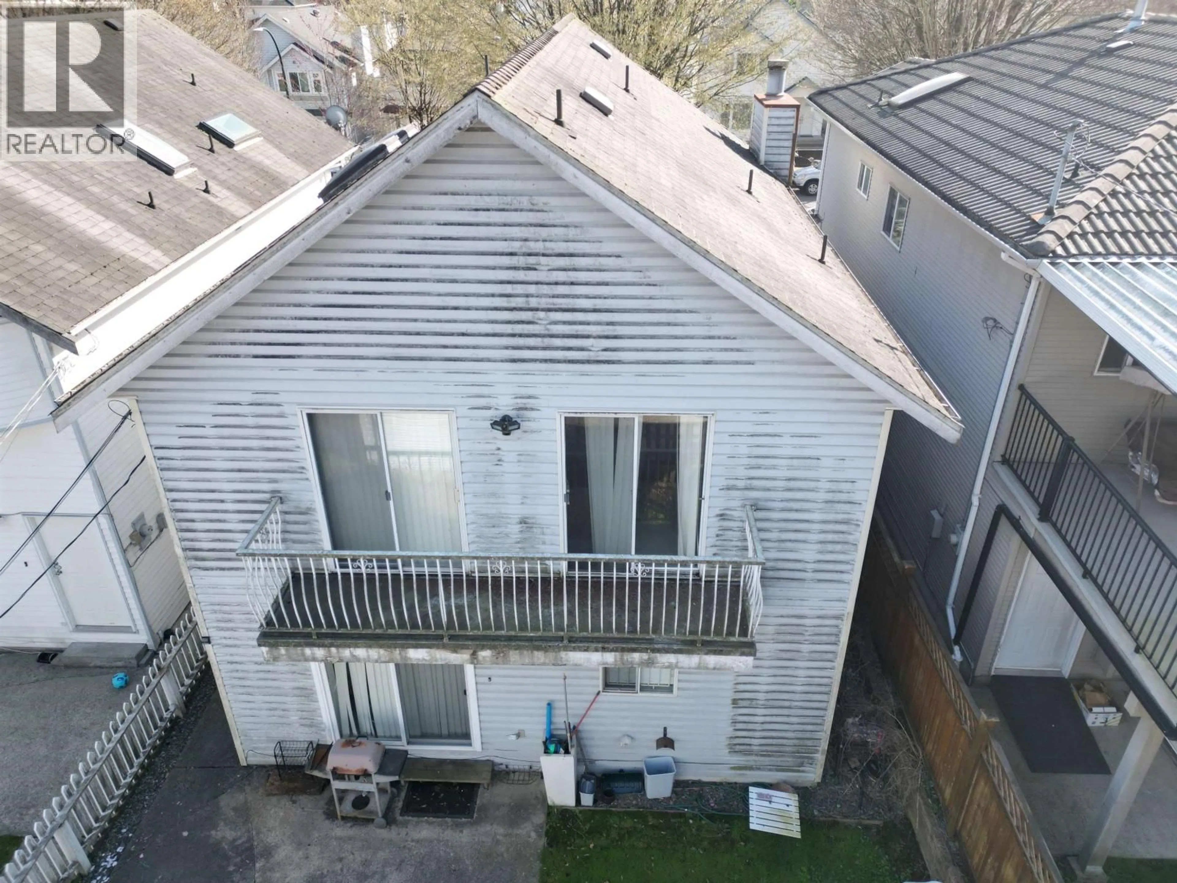 A pic from outside/outdoor area/front of a property/back of a property/a pic from drone, unknown for 3523 NAPPIER STREET, Vancouver British Columbia V5K2X8