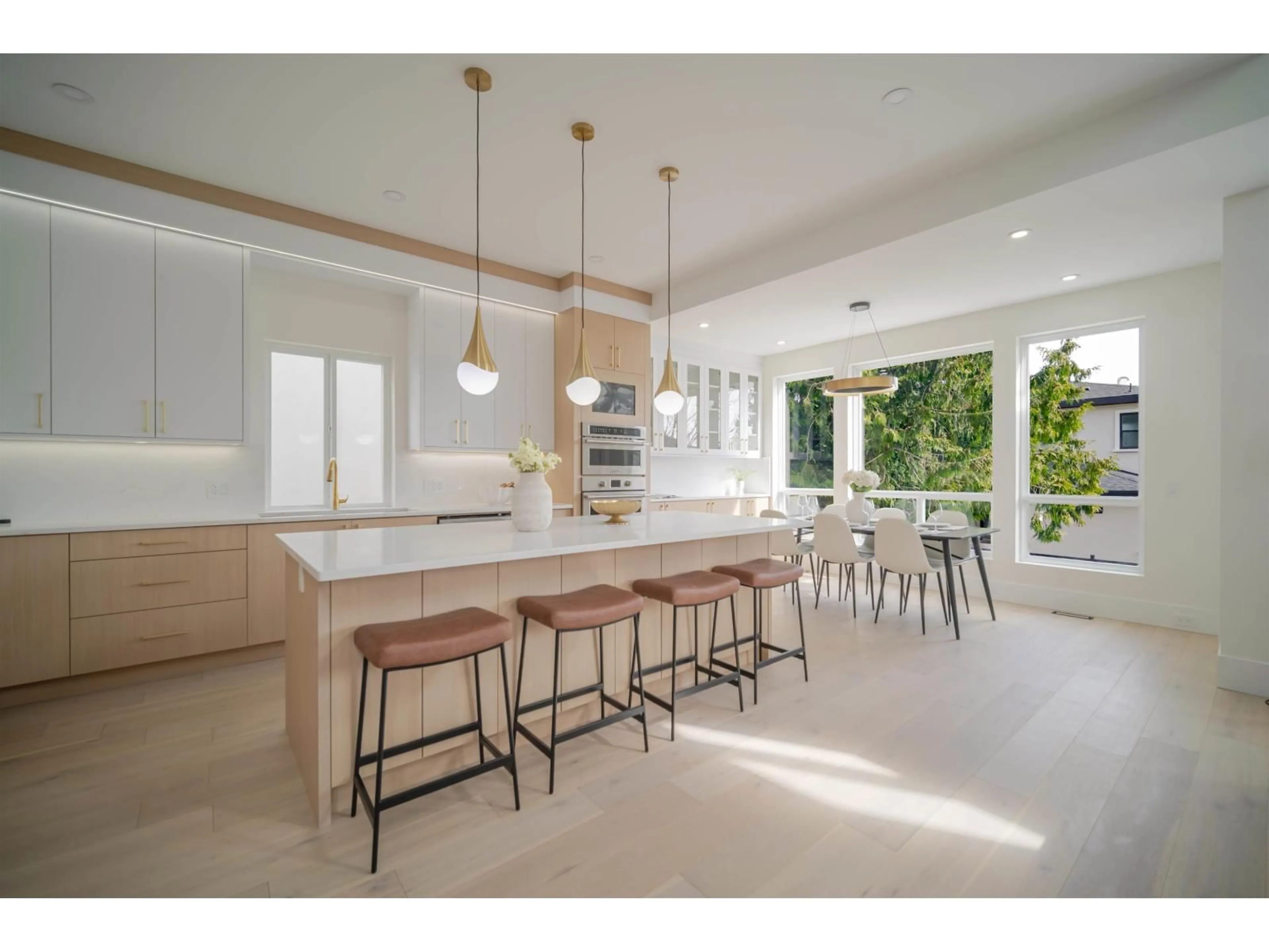 Open concept kitchen, ceramic/tile floor for 2320 CASCADE STREET, Abbotsford British Columbia V2T3G3