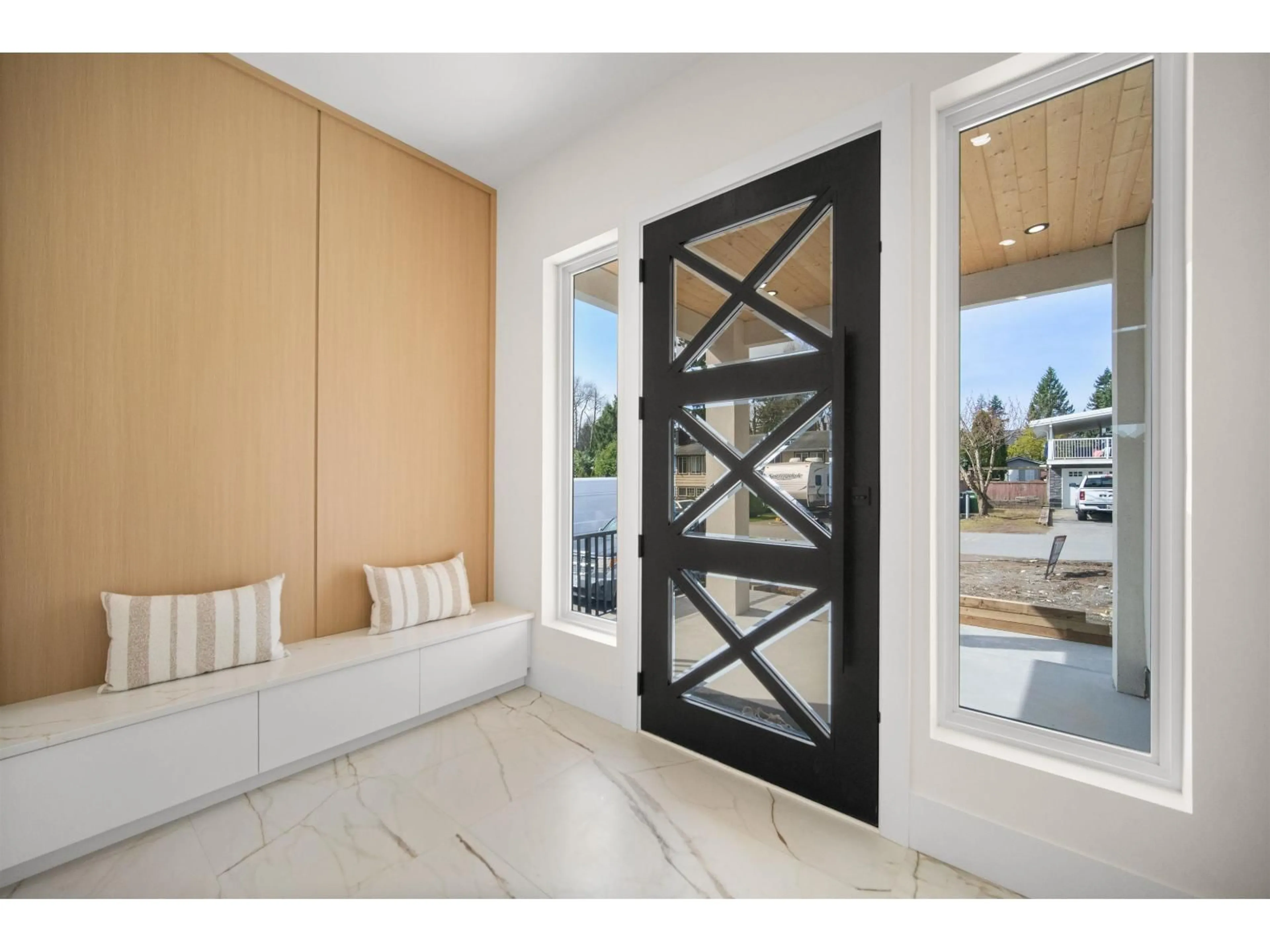 Indoor entryway for 2320 CASCADE STREET, Abbotsford British Columbia V2T3G3