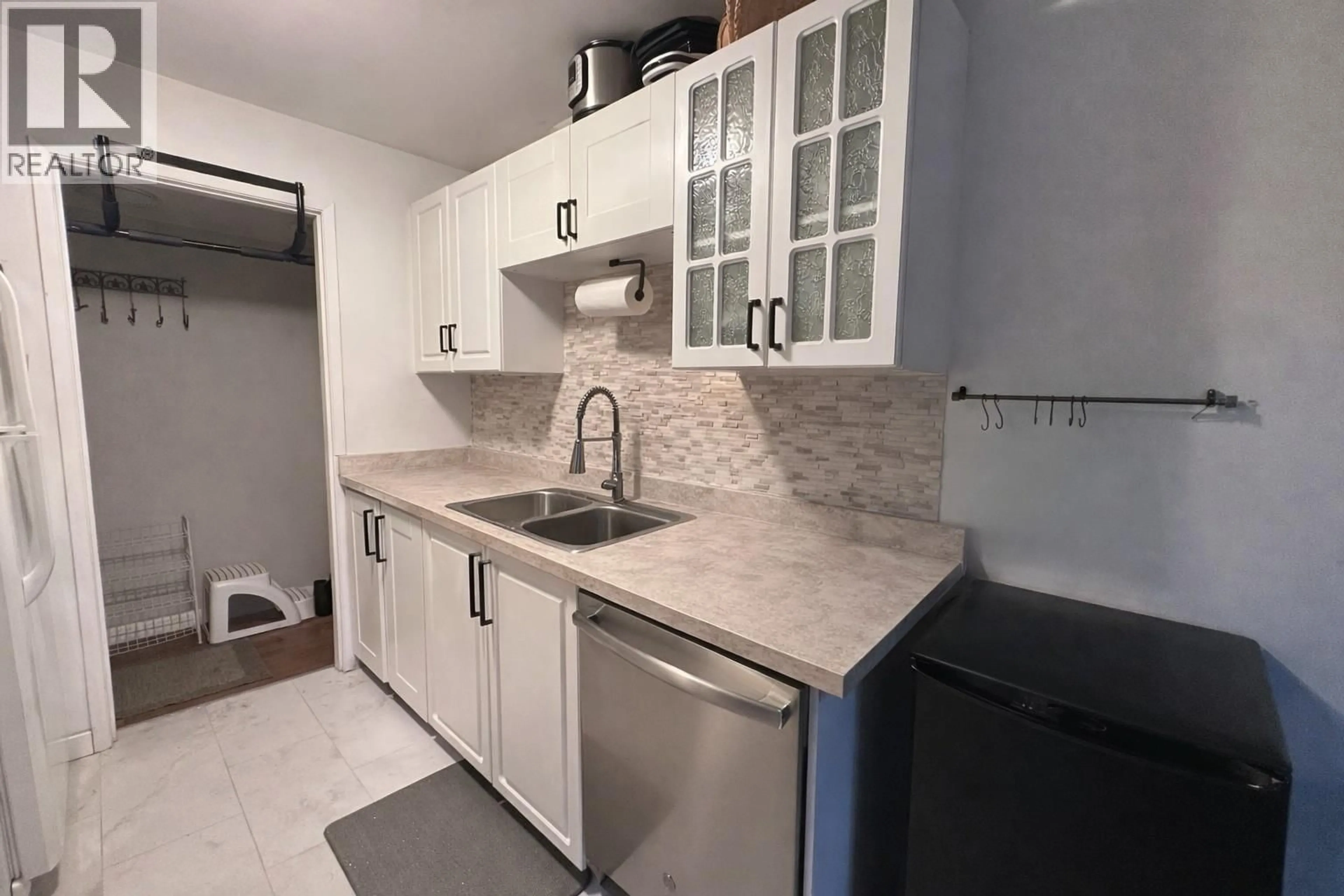Standard kitchen, ceramic/tile floor for 5 - 38171 WESTWAY AVENUE, Squamish British Columbia V8B0Y4