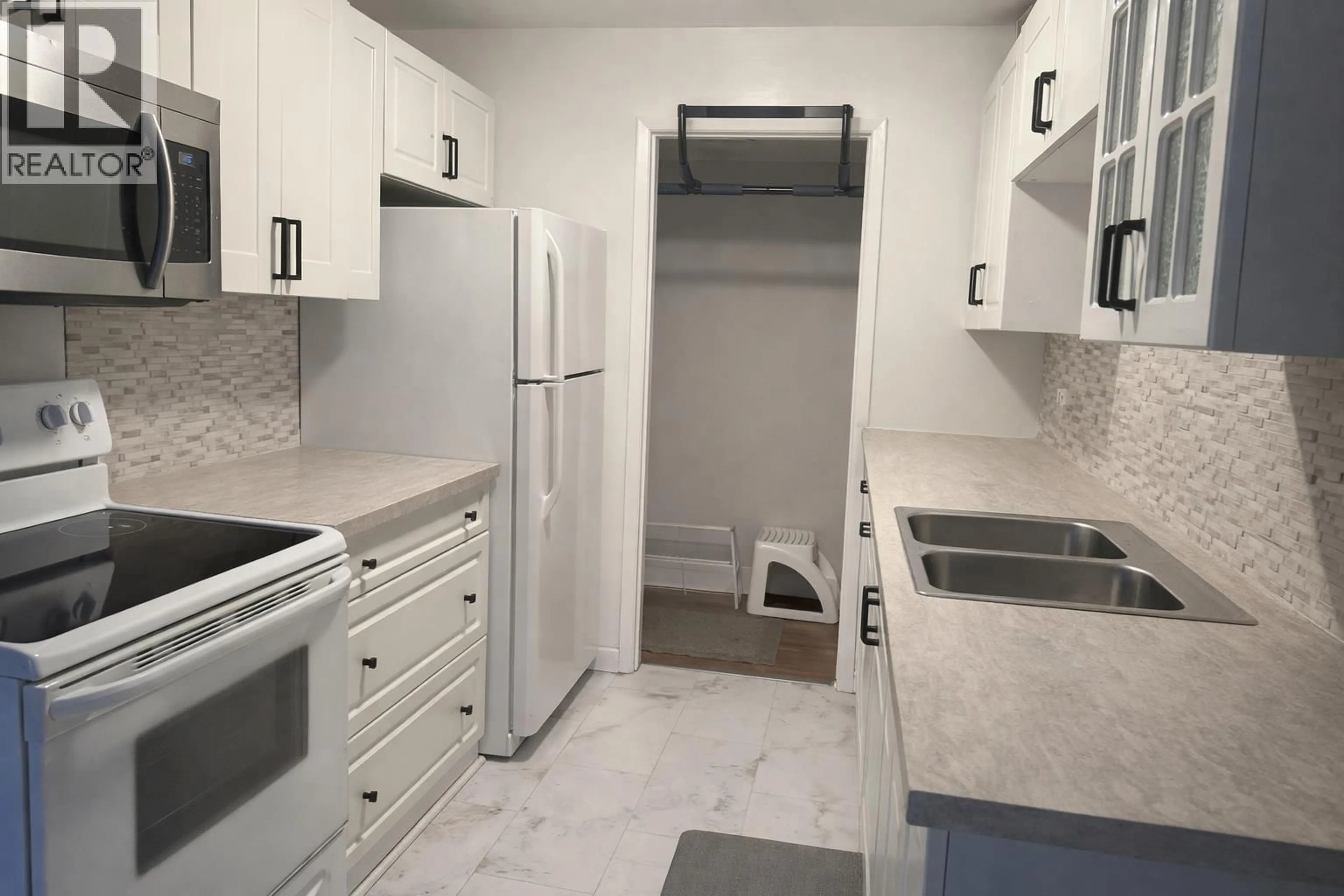 Standard kitchen, ceramic/tile floor for 5 - 38171 WESTWAY AVENUE, Squamish British Columbia V8B0Y4