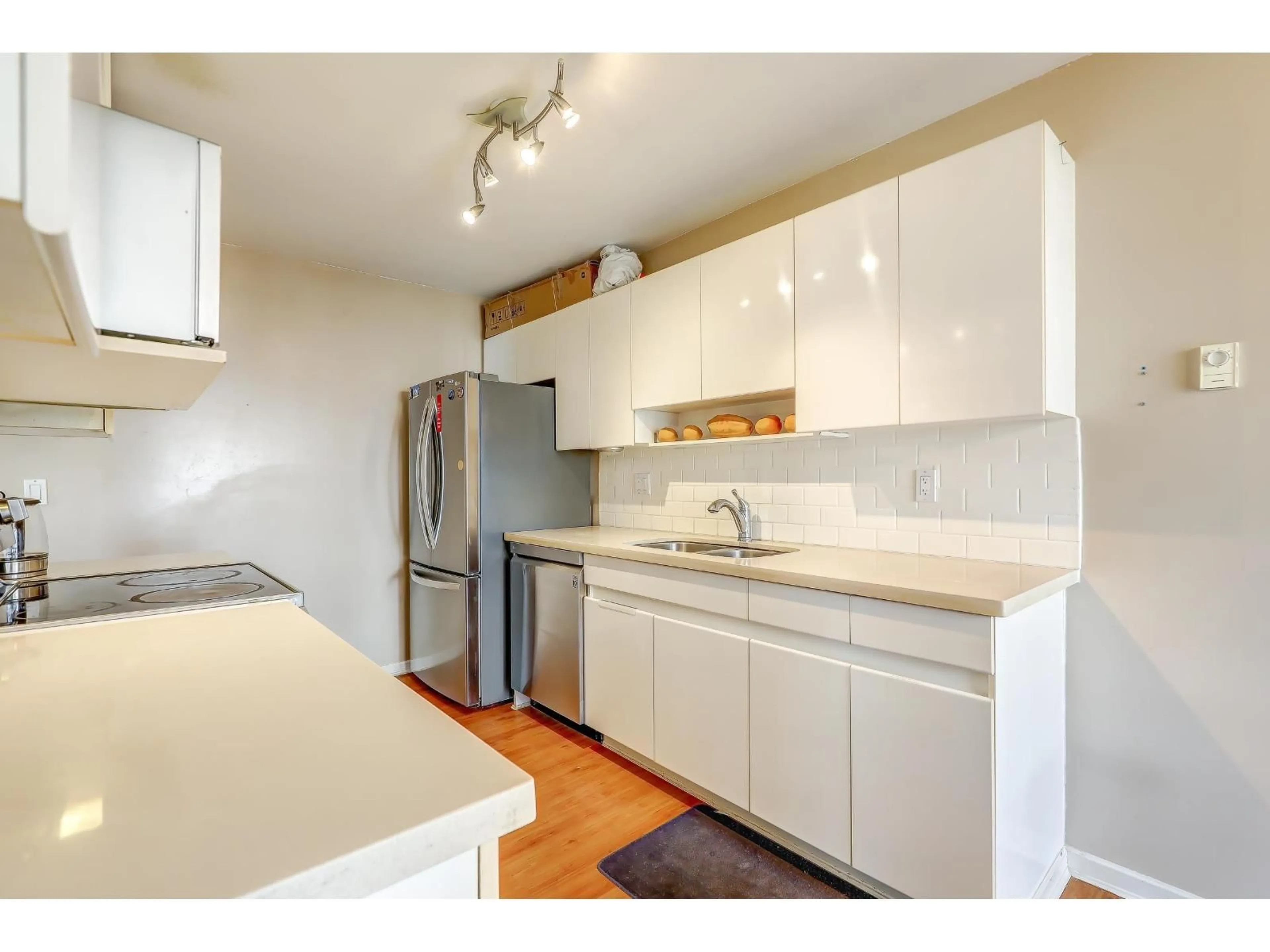 Standard kitchen, wood/laminate floor for 210 - 14980 101A AVENUE, Surrey British Columbia V3R0T1