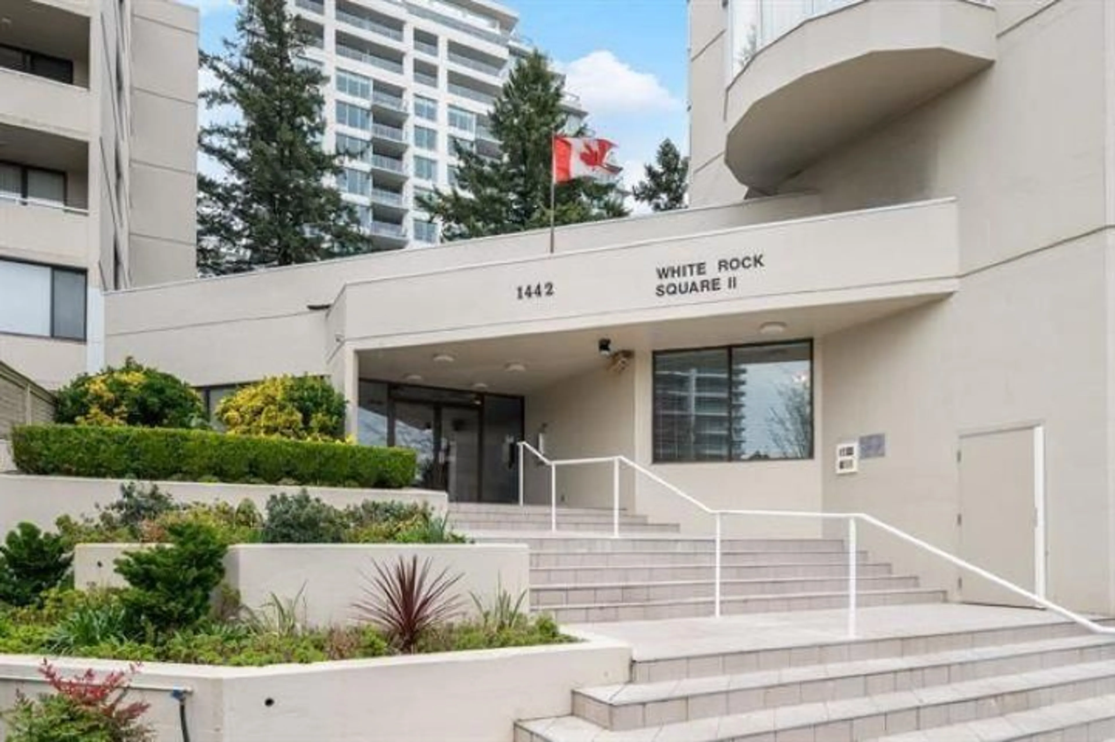 Indoor foyer for 704 - 1442 FOSTER STREET, White Rock British Columbia V4B3X7