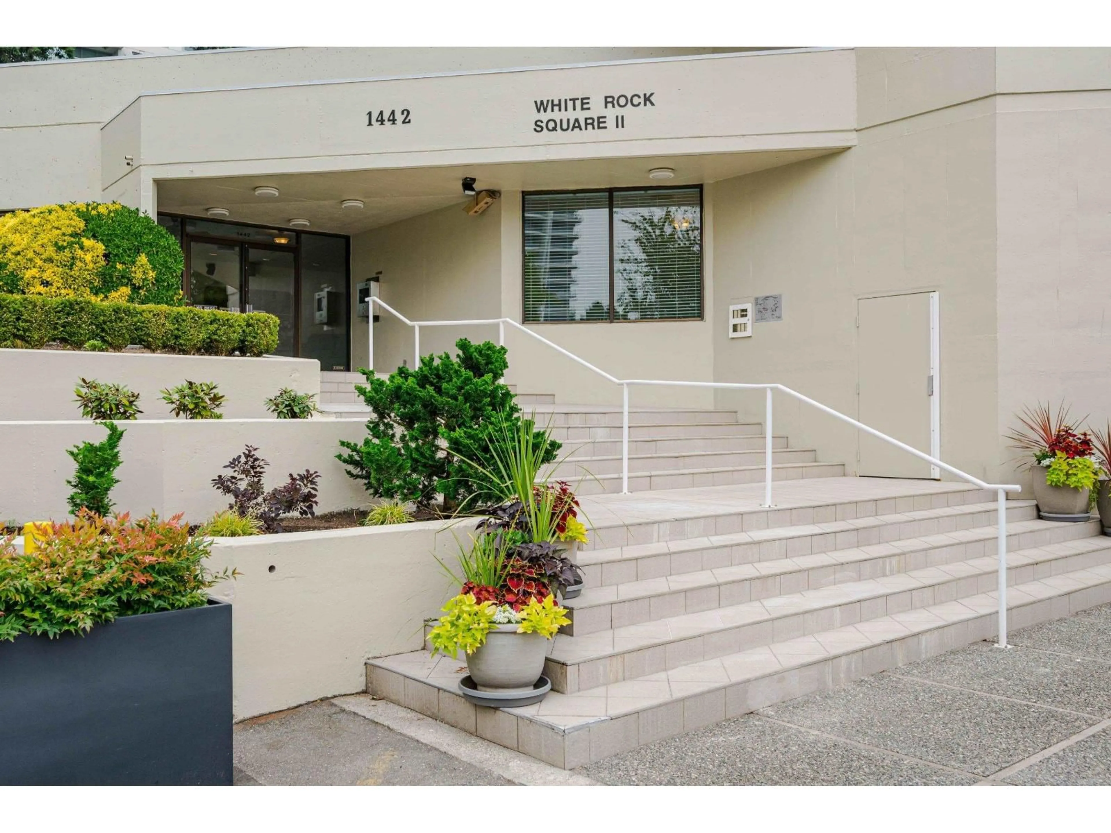 Indoor foyer for 704 - 1442 FOSTER STREET, White Rock British Columbia V4B3X7