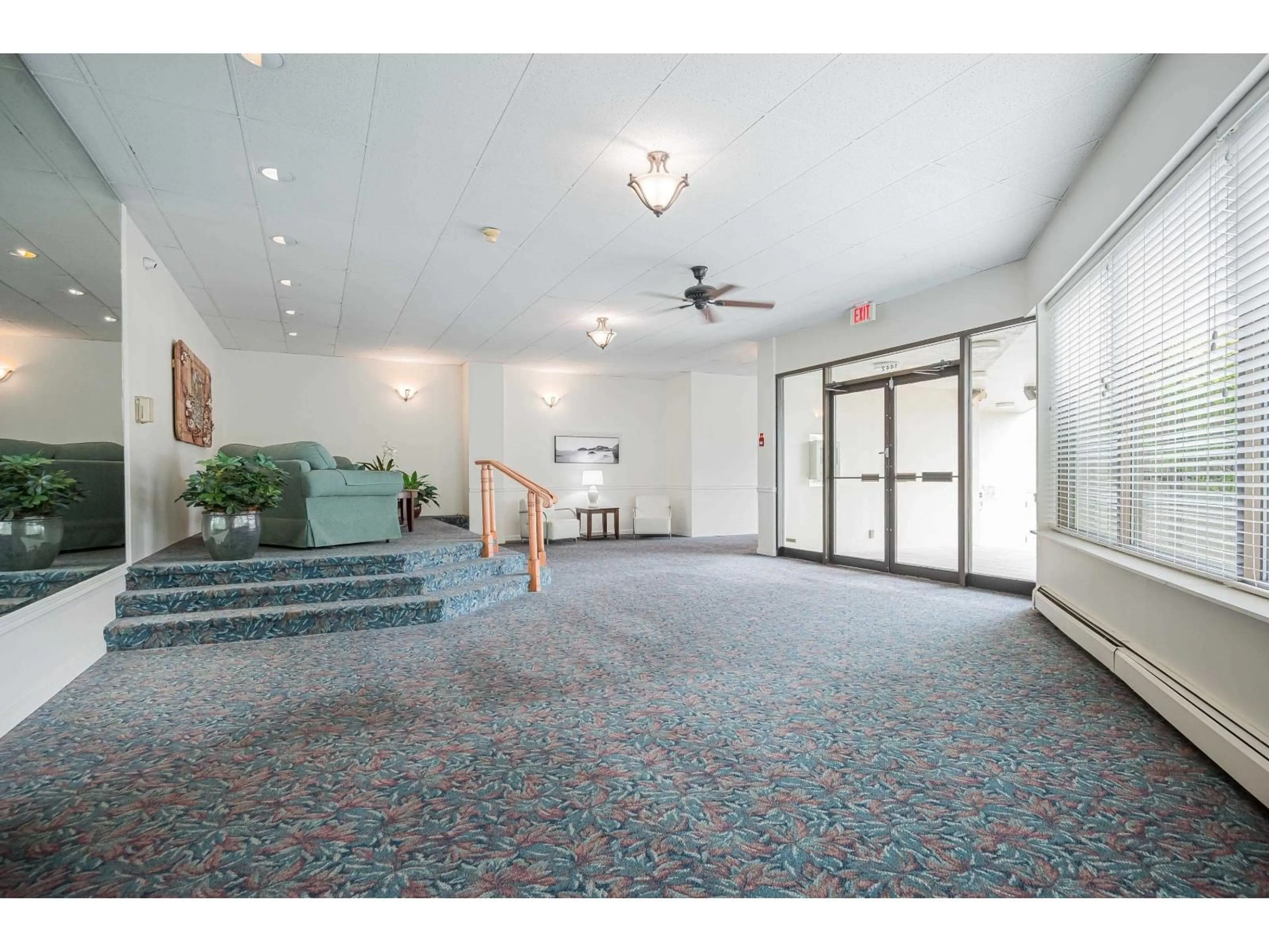 Indoor foyer for 704 - 1442 FOSTER STREET, White Rock British Columbia V4B3X7