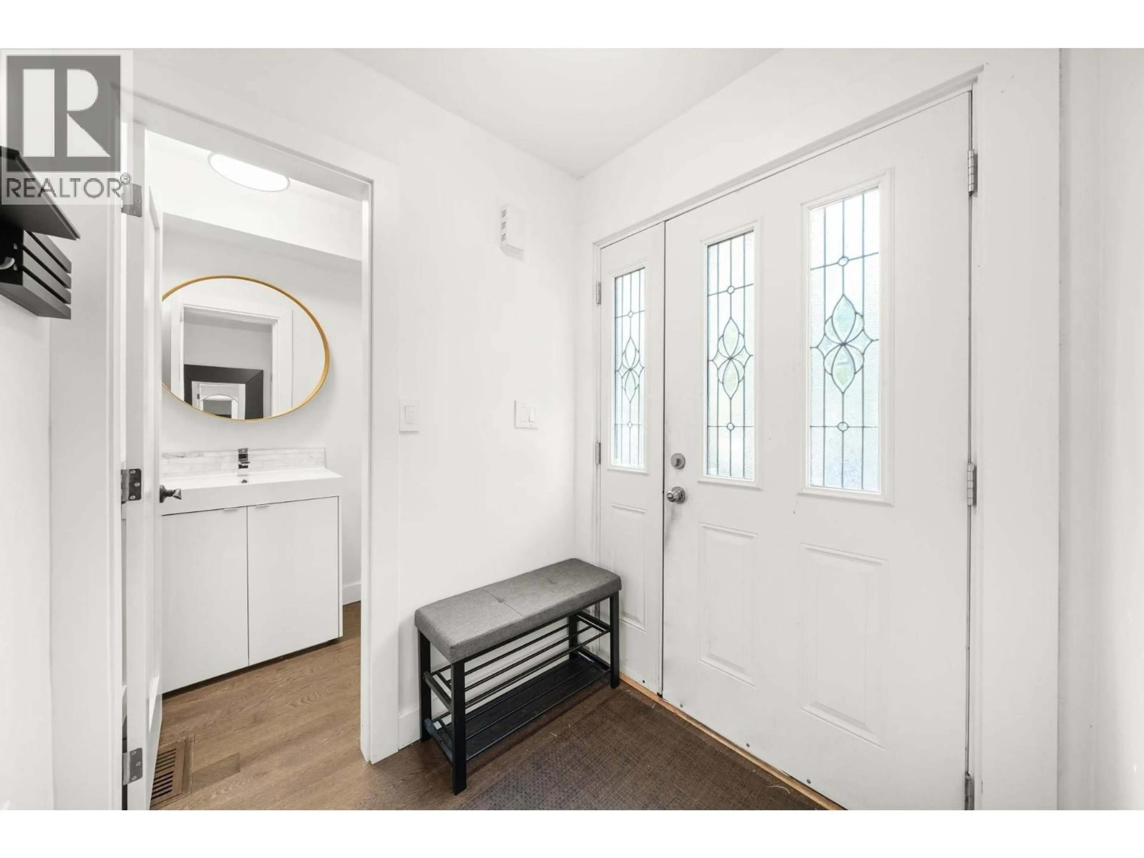 Indoor entryway for 4707 CEDARGLEN PLACE, Burnaby British Columbia V5G4B6