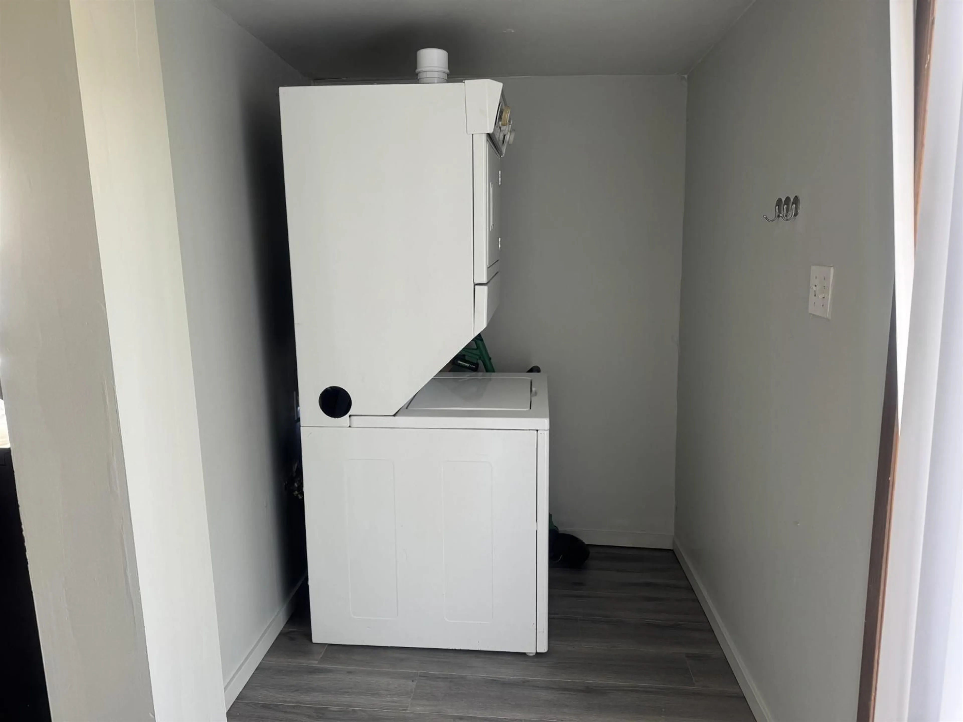Laundry room for 12893 114A AVENUE, Surrey British Columbia V3R2N1