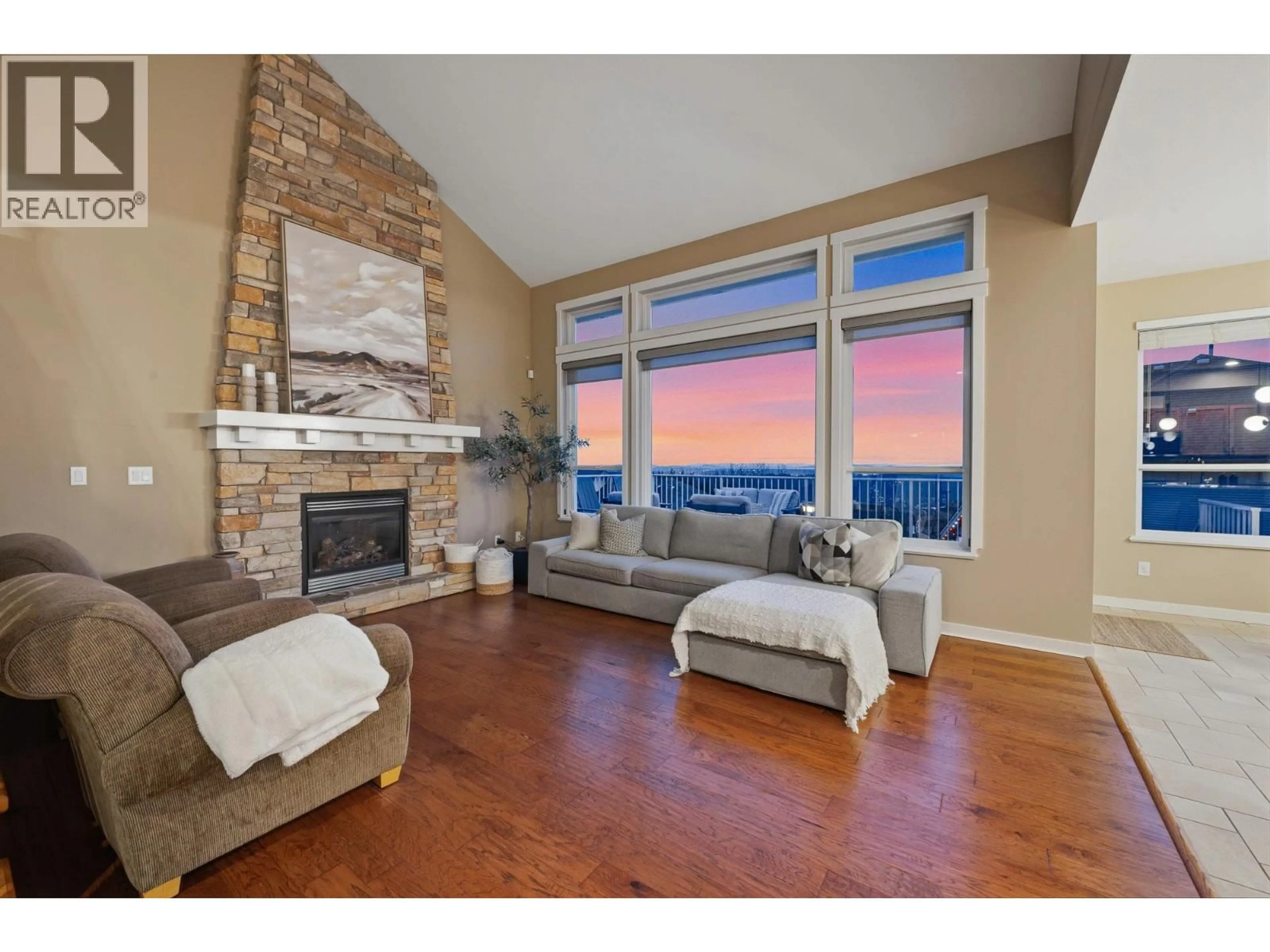 Living room with furniture, wood/laminate floor for 4 HICKORY DRIVE, Port Moody British Columbia V3H5L9