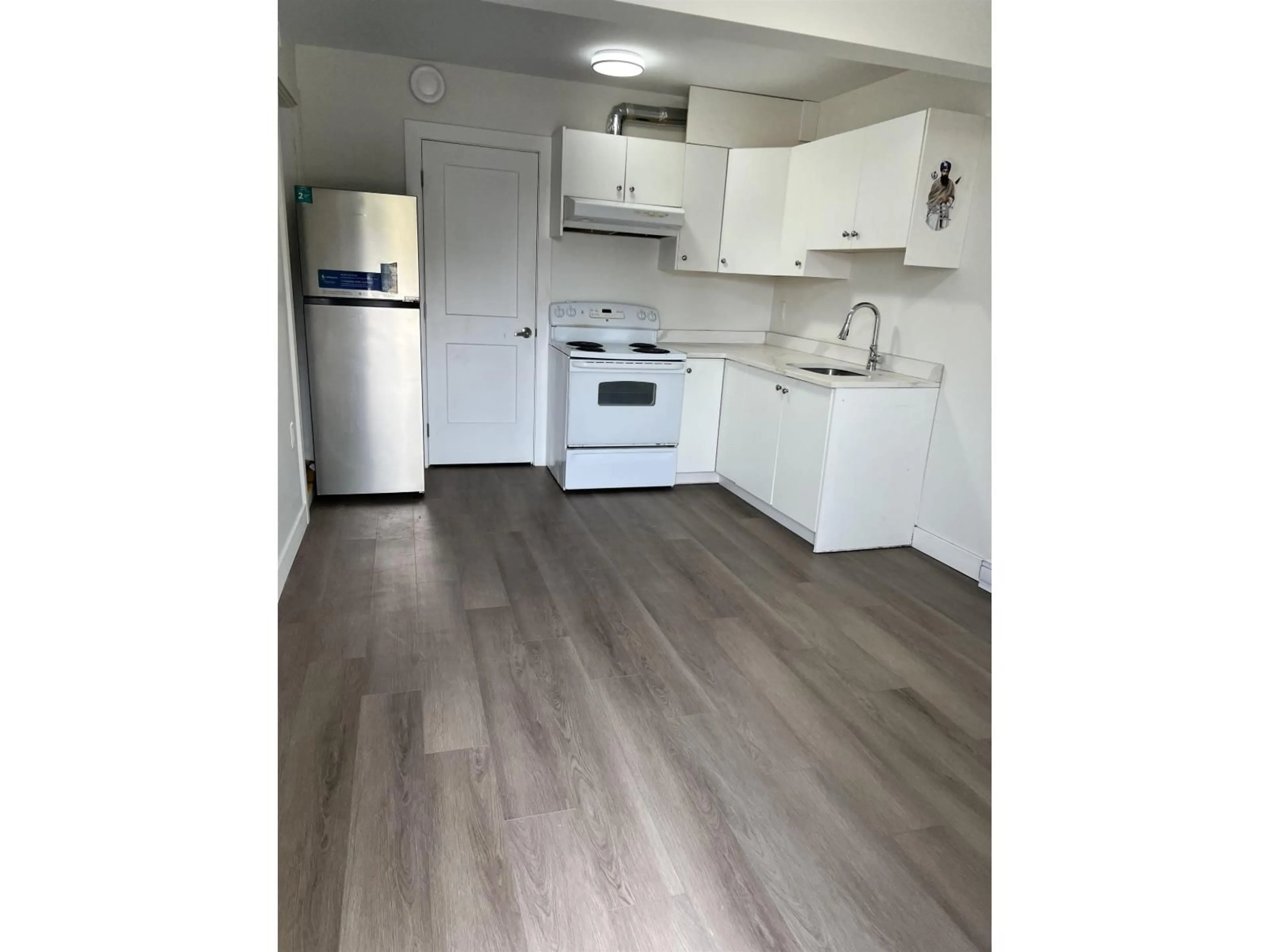 Standard kitchen, wood/laminate floor for 7662 125 STREET, Surrey British Columbia V3W7W4