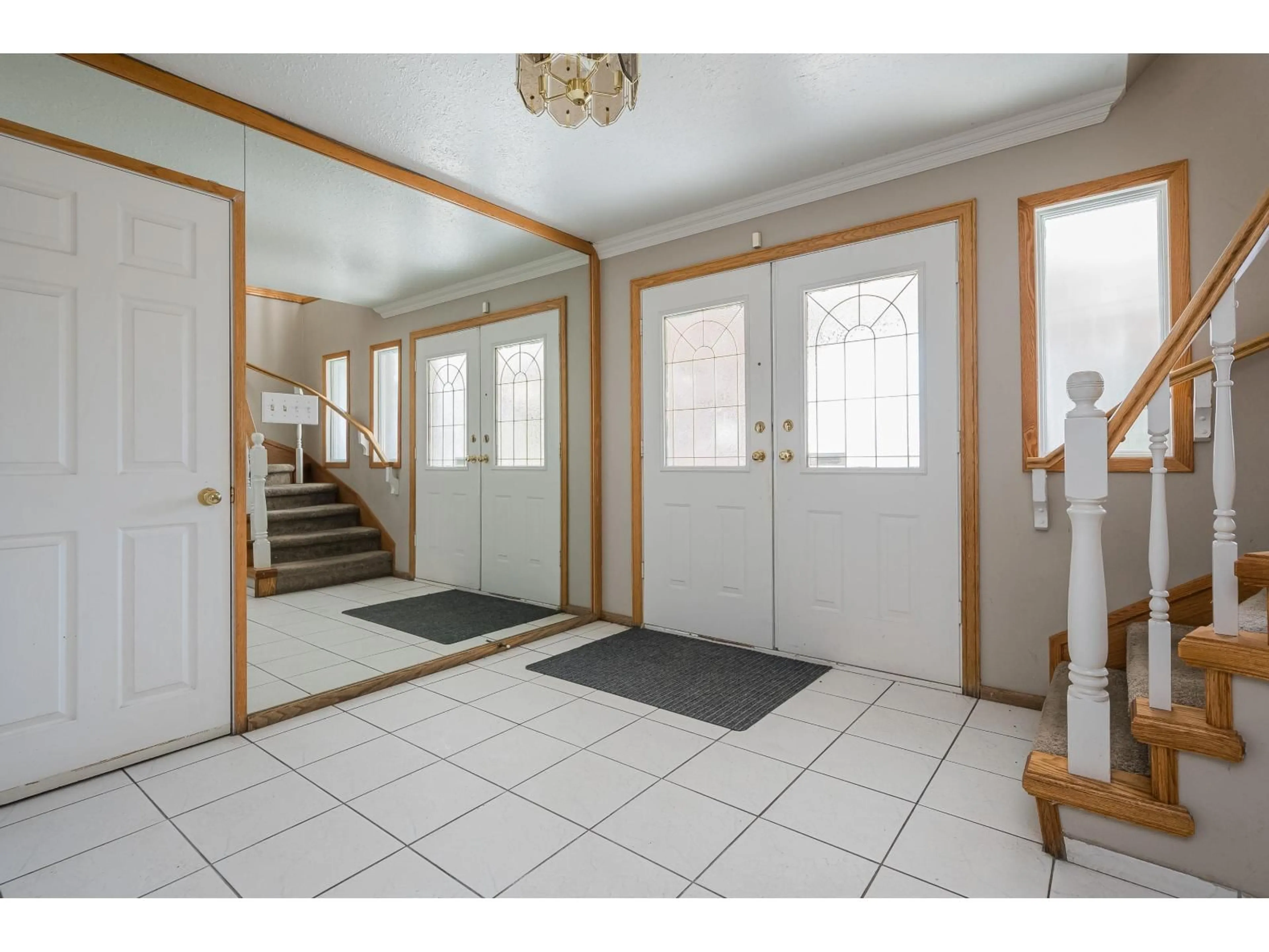 Indoor foyer for 2443 RIDEAU STREET, Abbotsford British Columbia V2T3N3