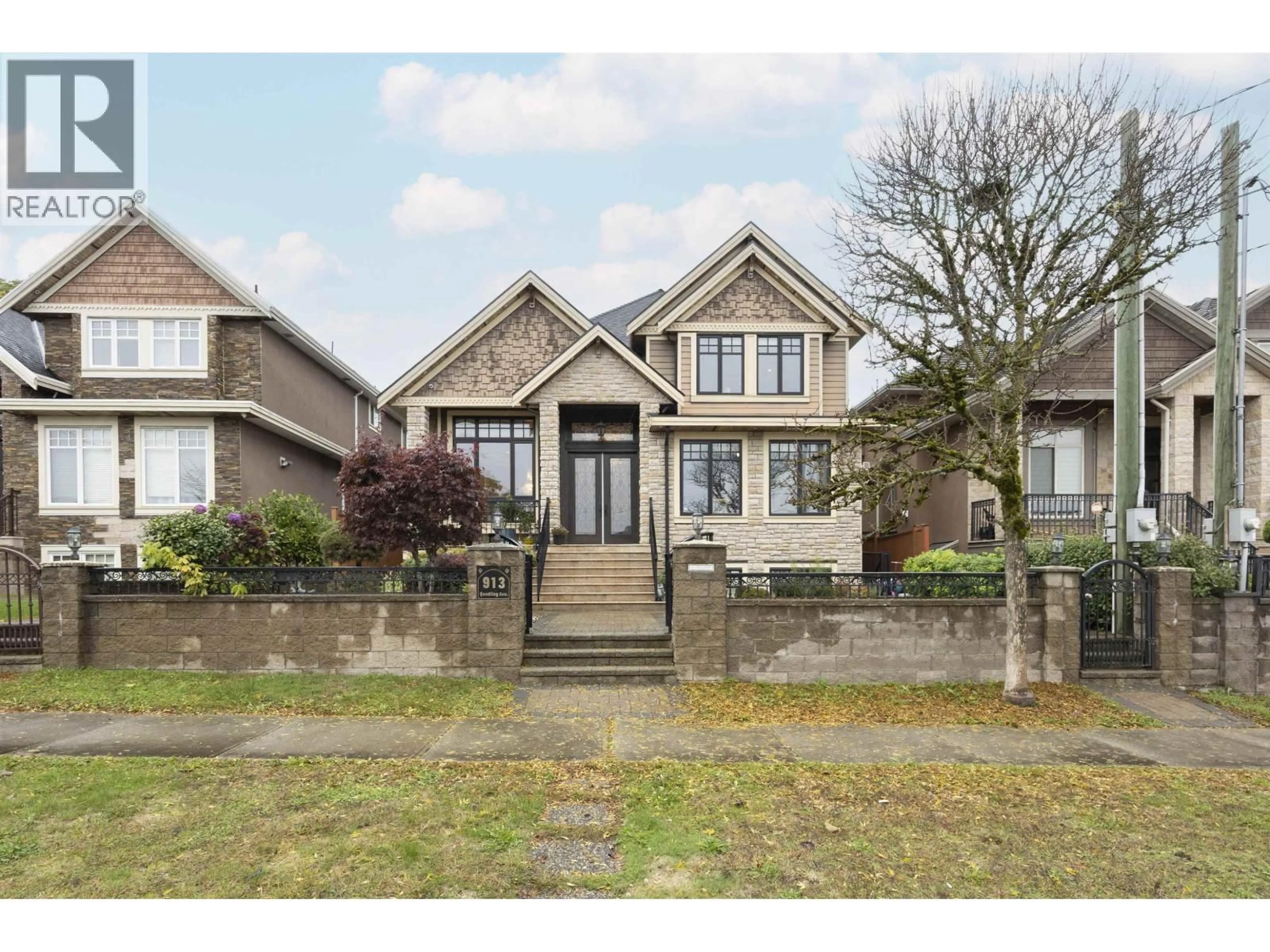 Home with vinyl exterior material, street for 913 QUADLING AVENUE, Coquitlam British Columbia V3K2A6