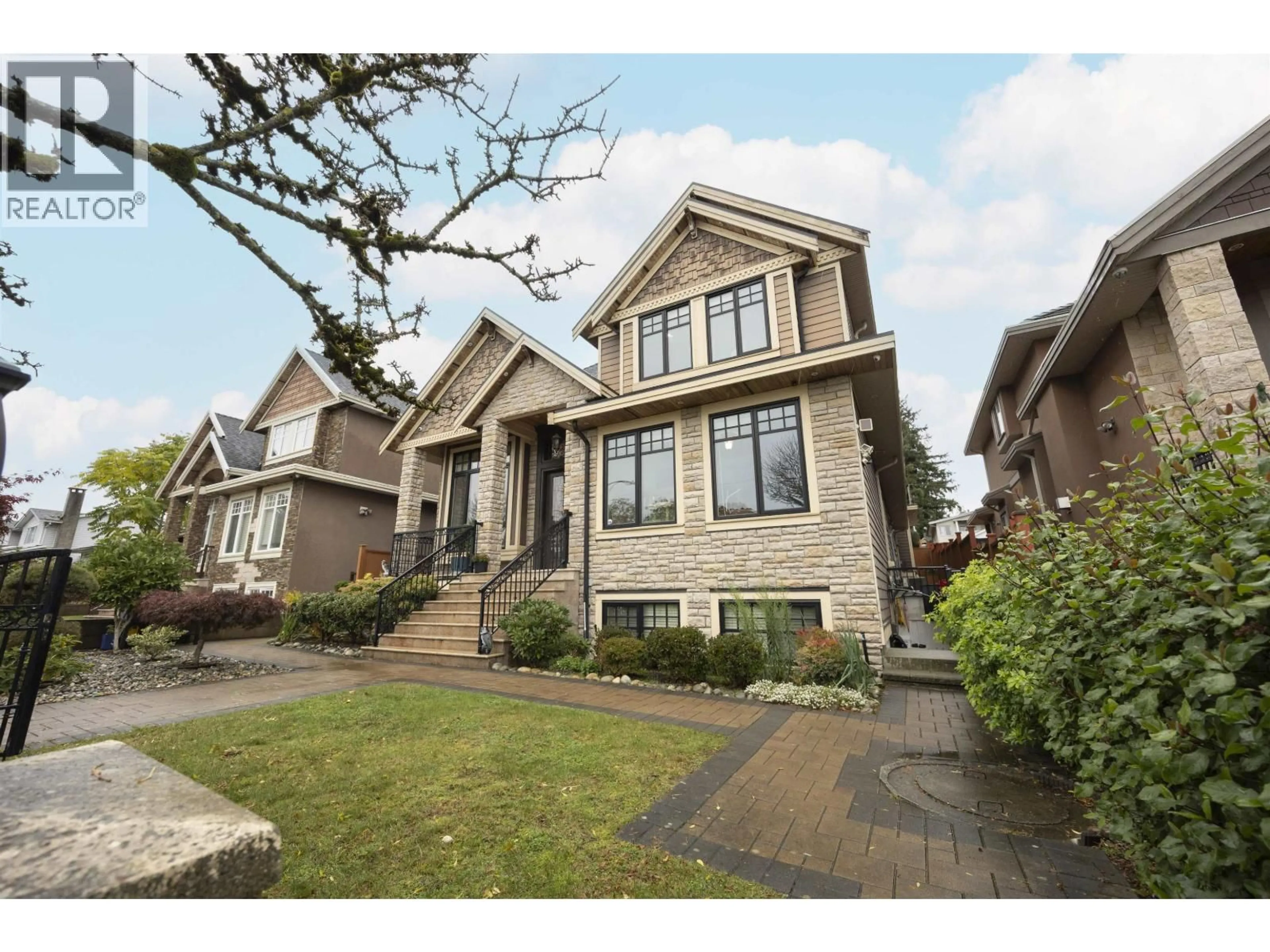 Home with vinyl exterior material, street for 913 QUADLING AVENUE, Coquitlam British Columbia V3K2A6