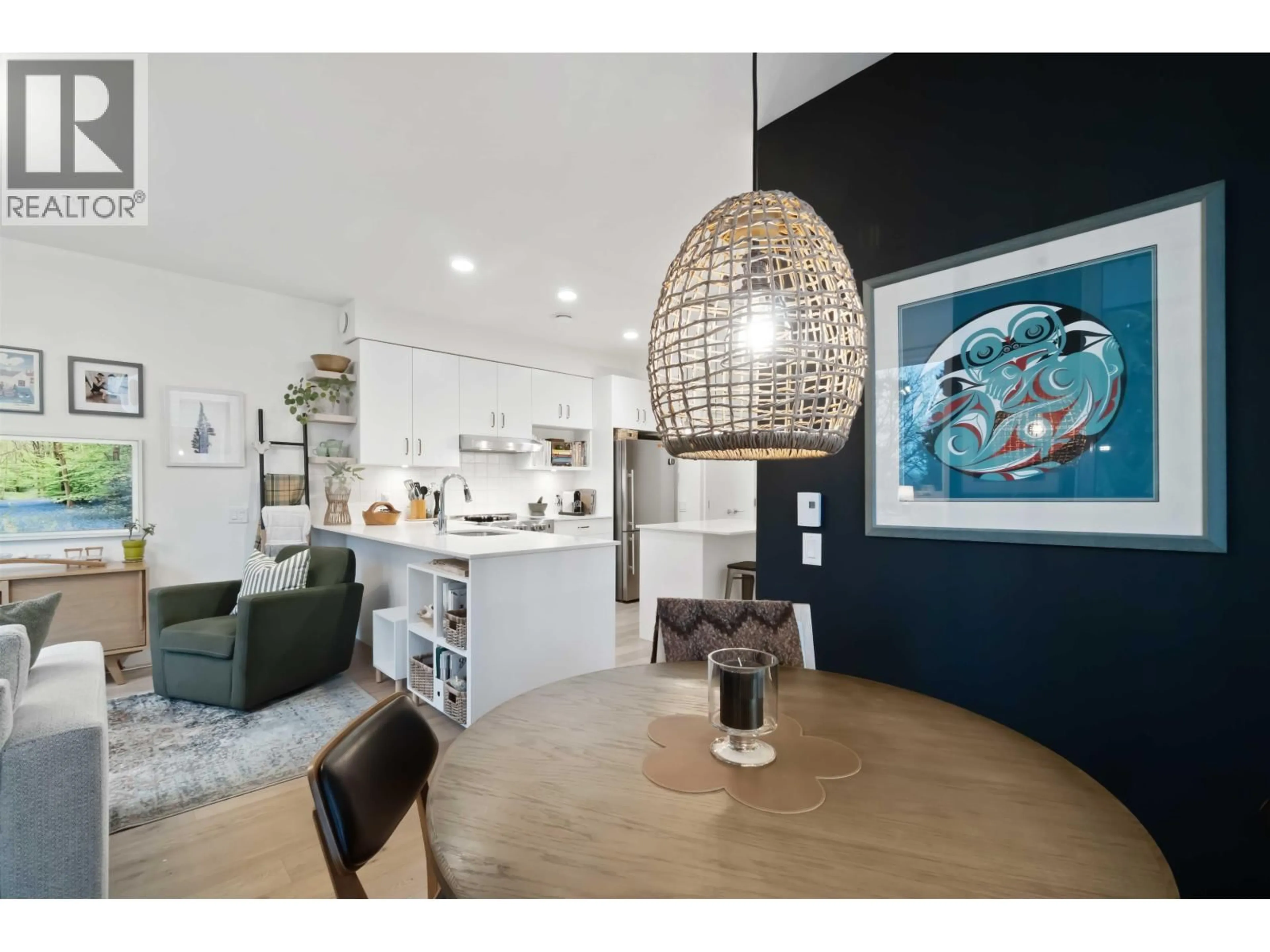 Open concept kitchen, unknown for 403 - 2137 CHESTERFIELD AVENUE, North Vancouver British Columbia V7M2P7