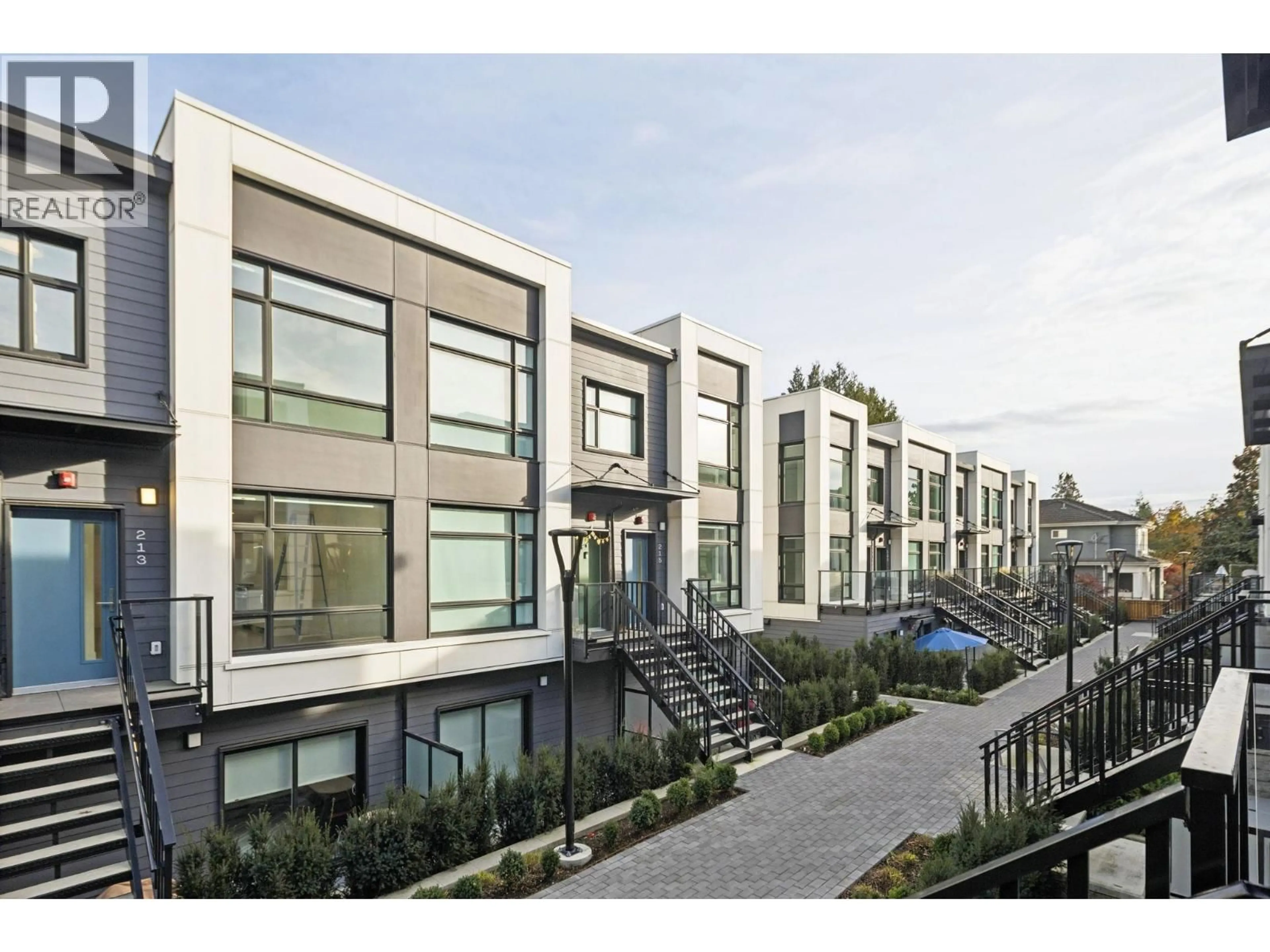 A pic from outside/outdoor area/front of a property/back of a property/a pic from drone, street for 225 - 1010 47TH AVENUE, Vancouver British Columbia V6M0E3