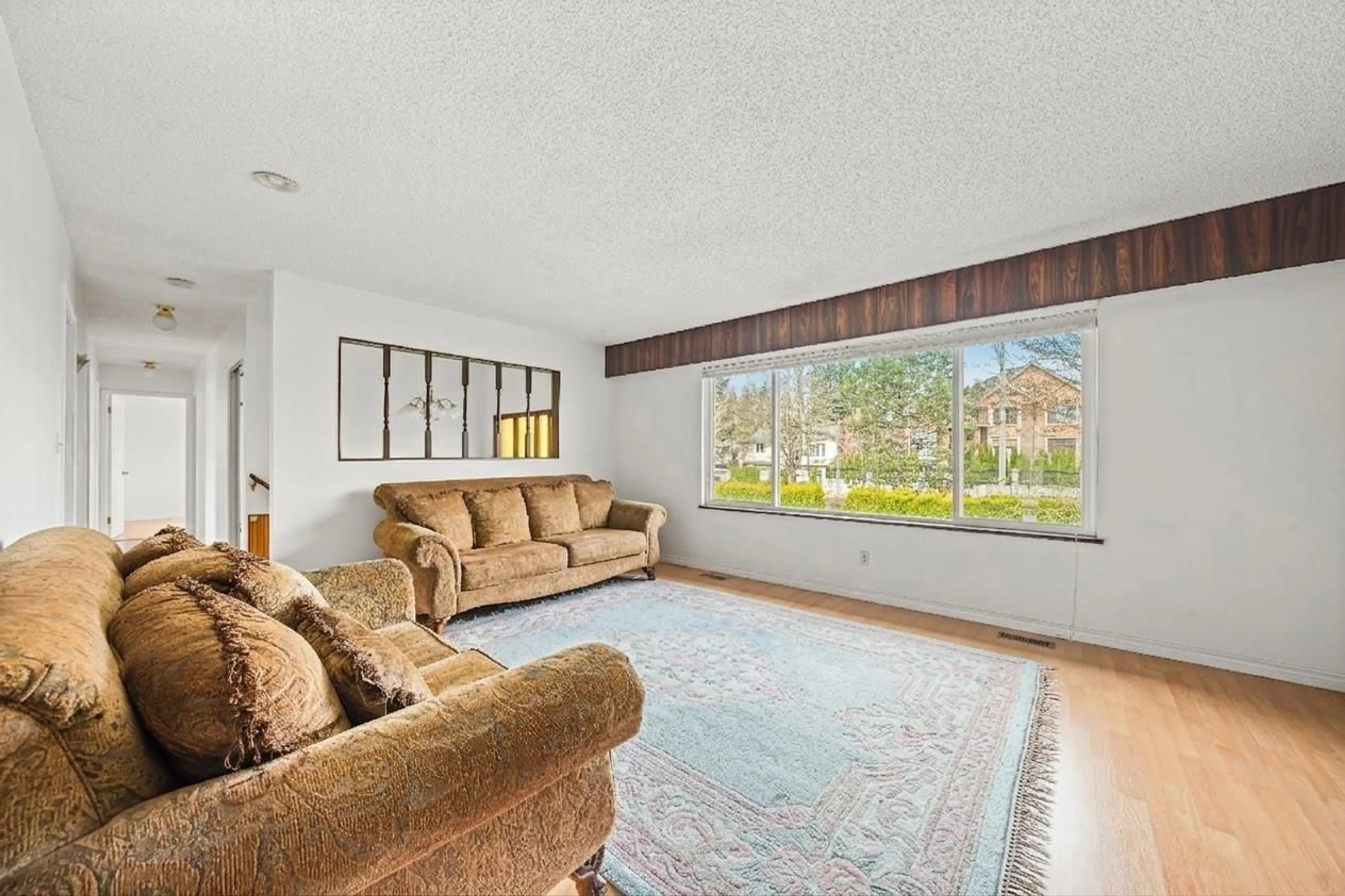 Living room with furniture, unknown for 14058 72 AVENUE, Surrey British Columbia V3W2P8