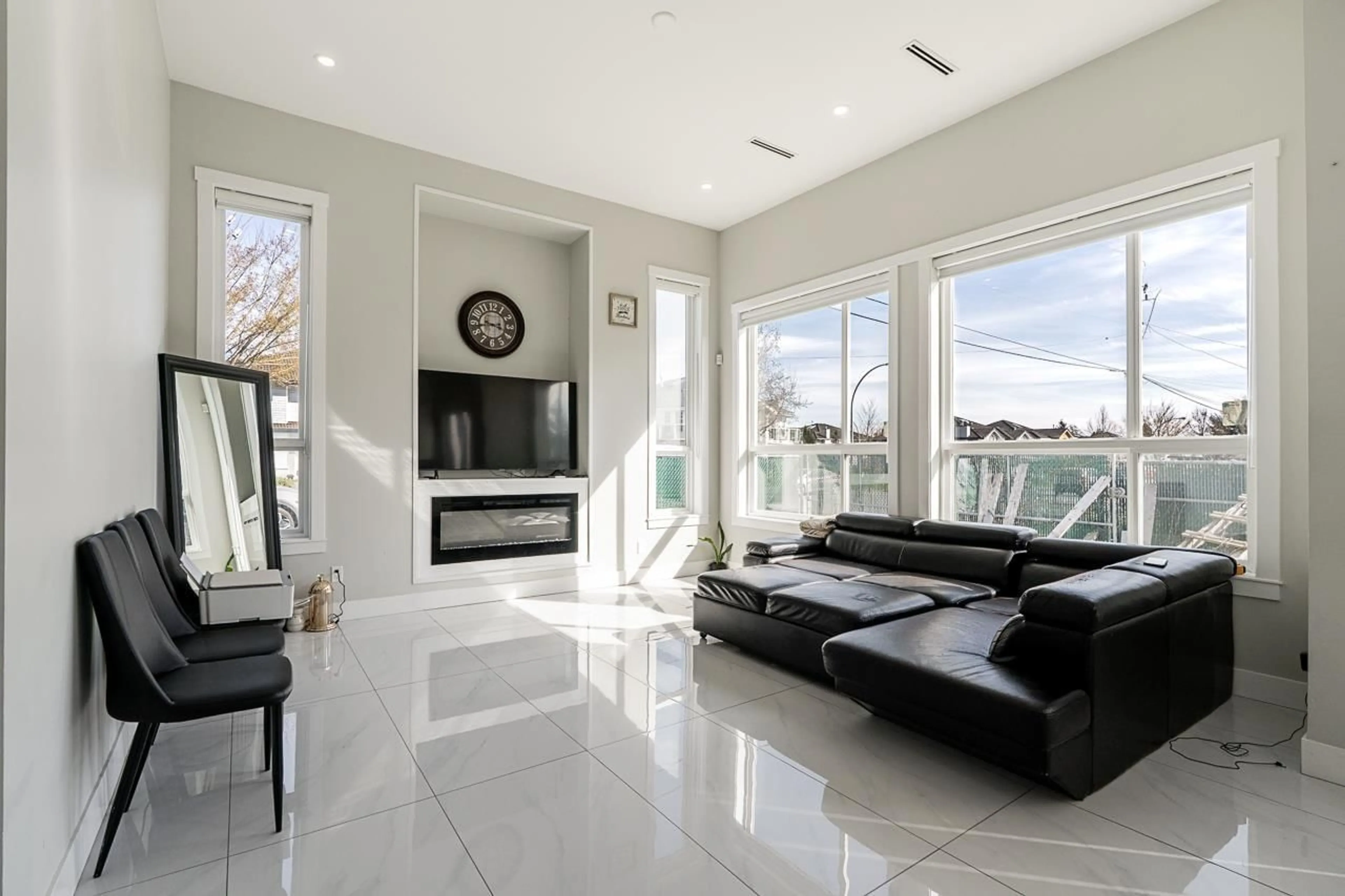 Living room with furniture, ceramic/tile floor for 9185 139 STREET, Surrey British Columbia V3V1J2