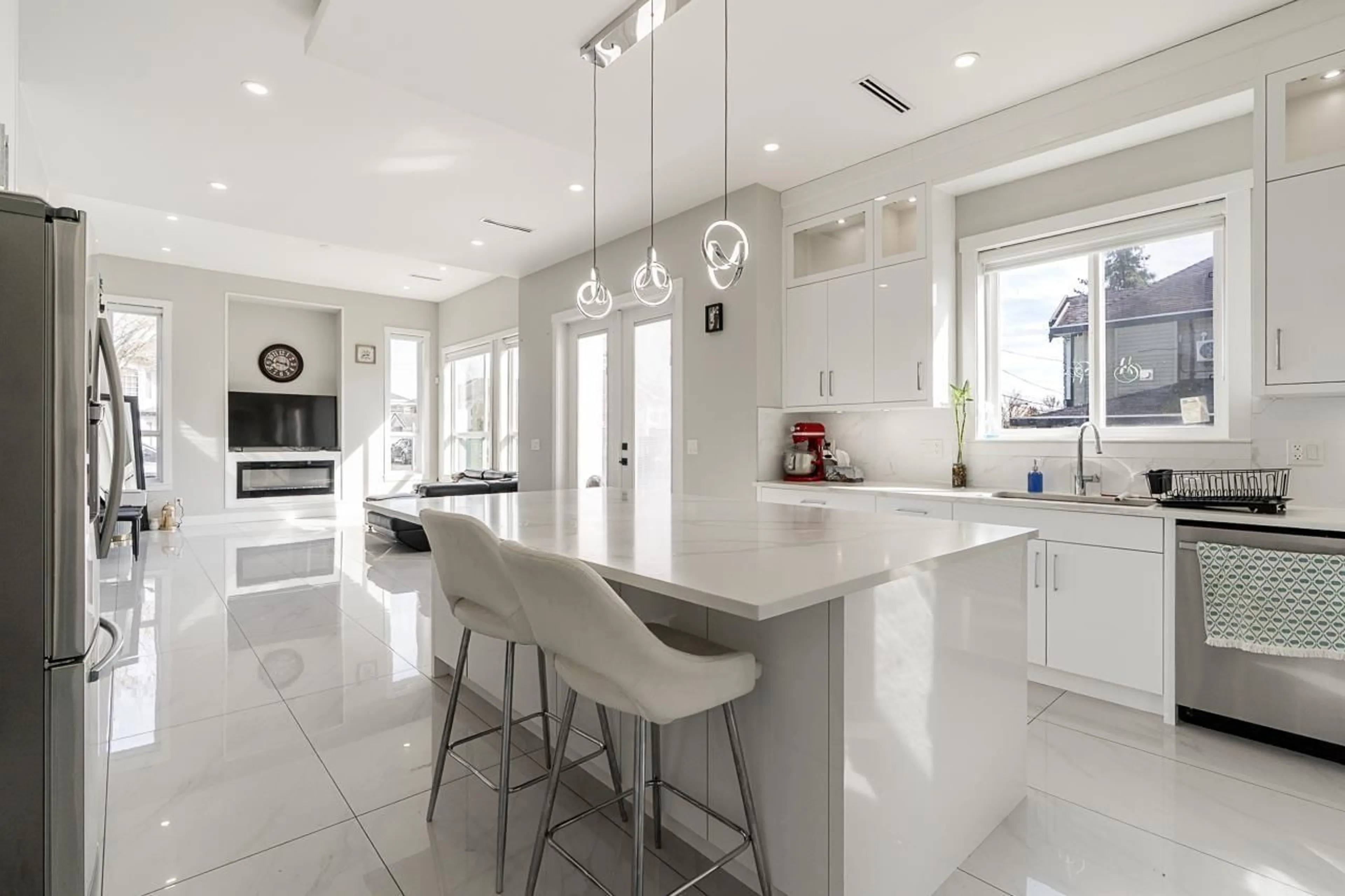 Contemporary kitchen, ceramic/tile floor for 9185 139 STREET, Surrey British Columbia V3V1J2