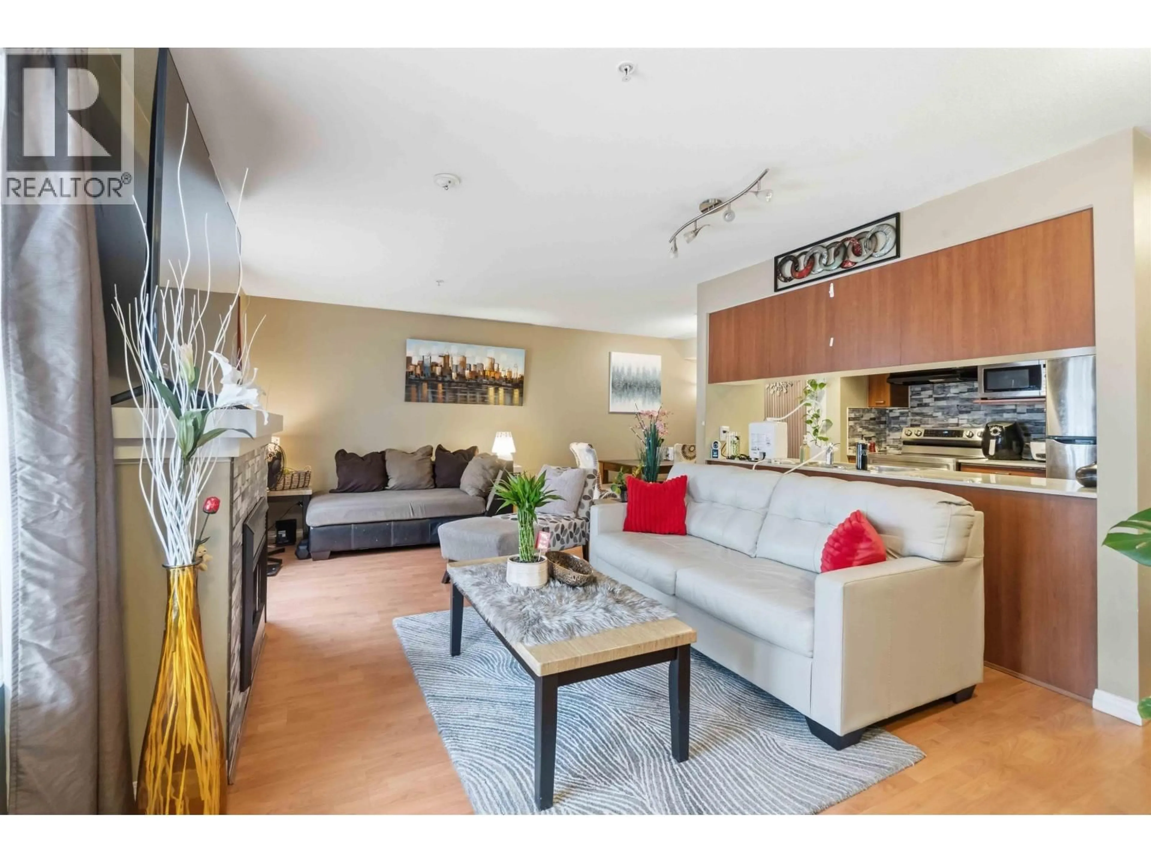 Living room with furniture, wood/laminate floor for 16 - 188 SIXTH STREET, New Westminster British Columbia V3L2Z9