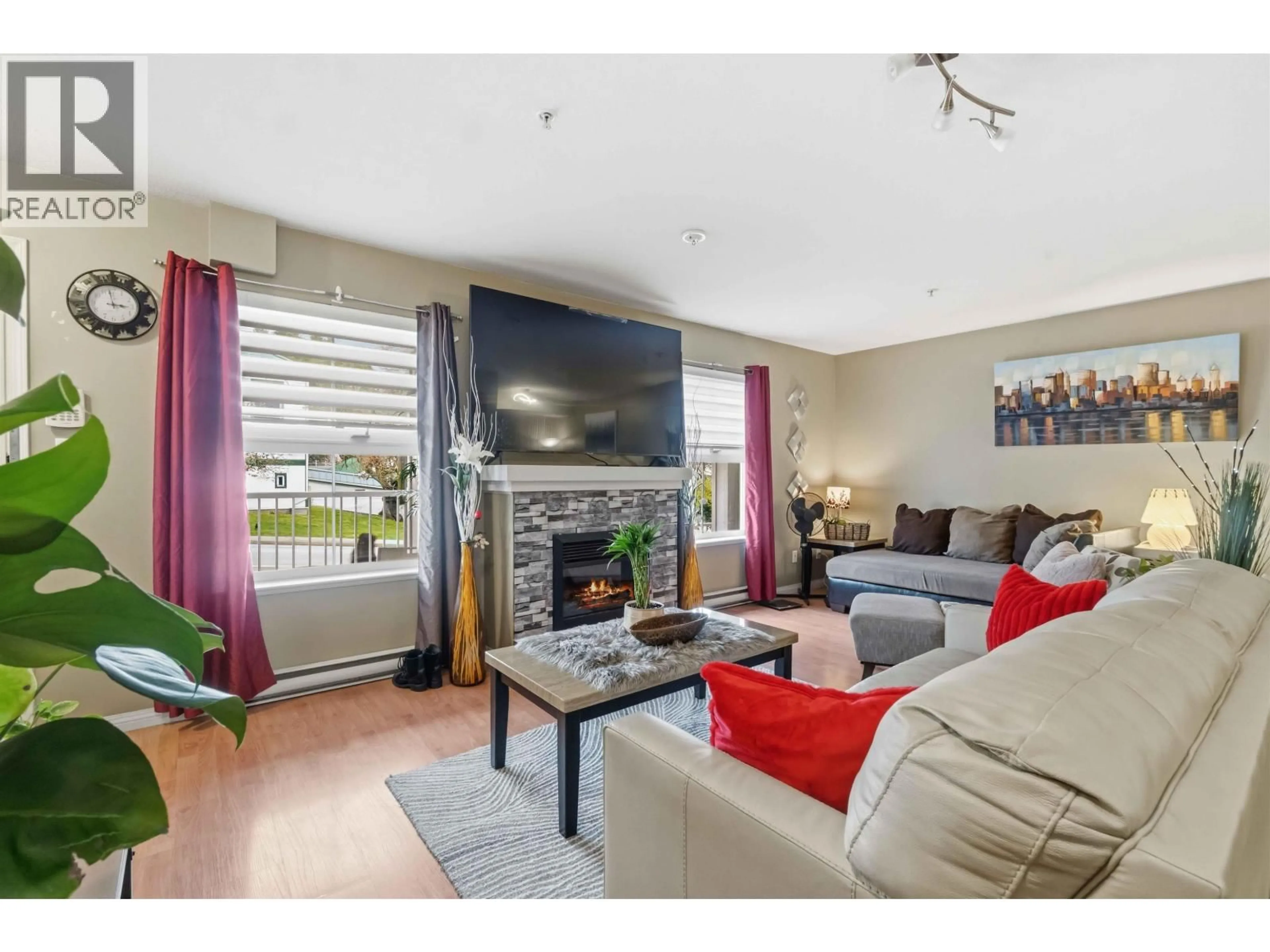 Living room with furniture, wood/laminate floor for 16 - 188 SIXTH STREET, New Westminster British Columbia V3L2Z9