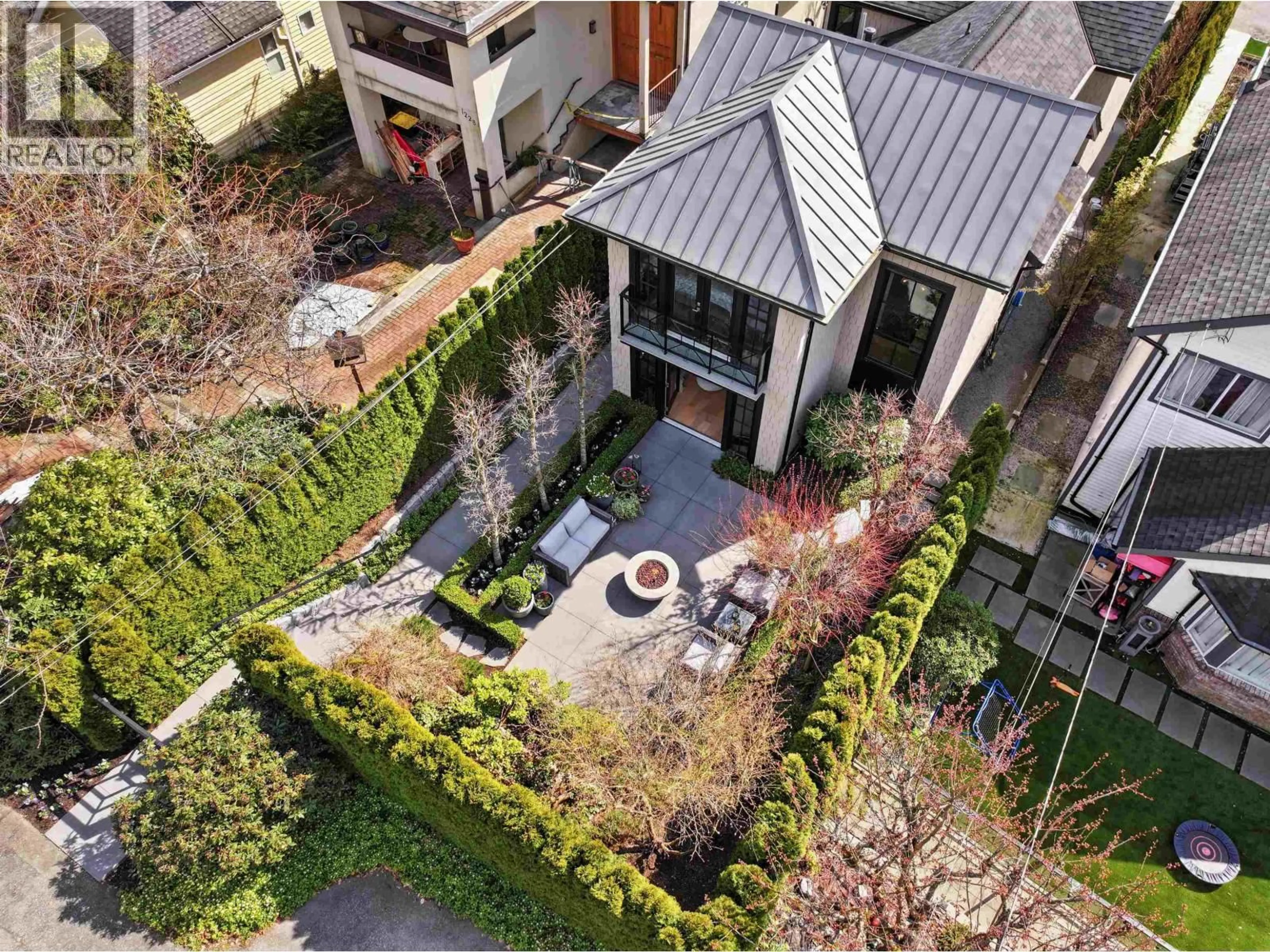 A pic from outside/outdoor area/front of a property/back of a property/a pic from drone, unknown for 1230 ESQUIMALT AVENUE, West Vancouver British Columbia V7T1K3