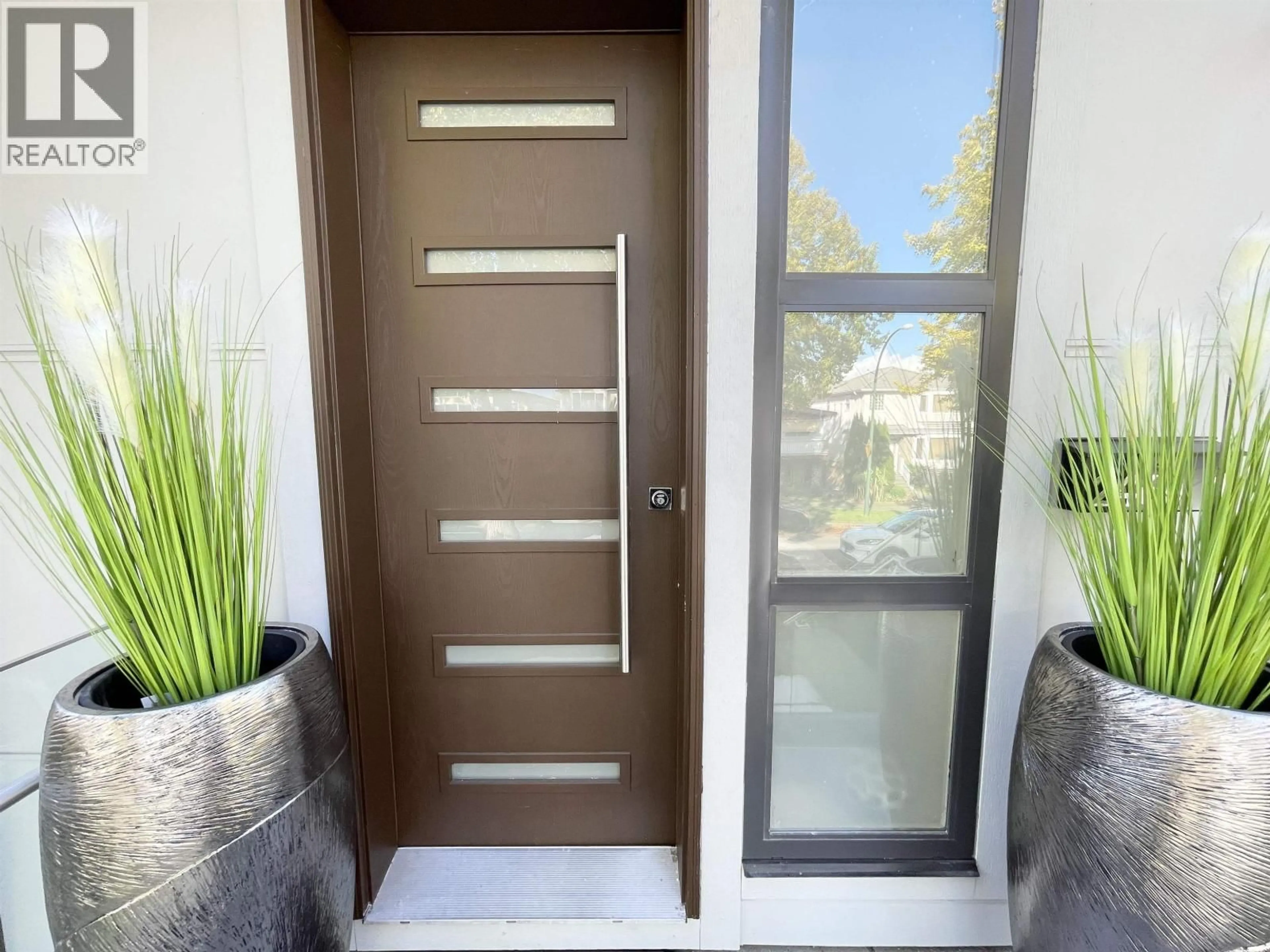 Indoor entryway for 2460 19TH AVENUE, Vancouver British Columbia V5M2R9